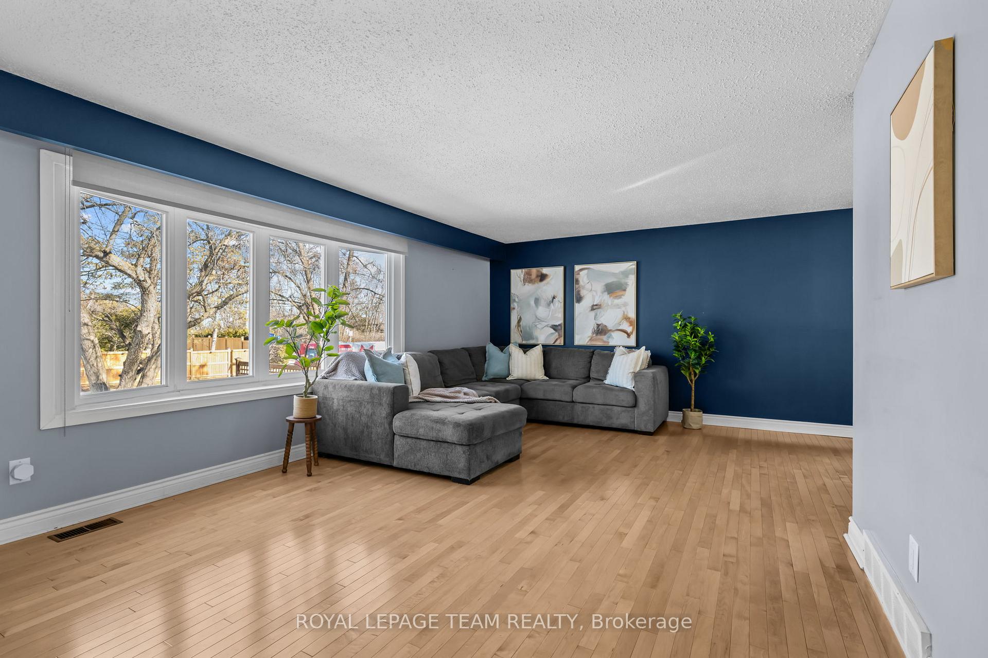 Photo 11 of 109 Eastpark Drive, Ottawa, Blackburn Hamlet — HOMEH