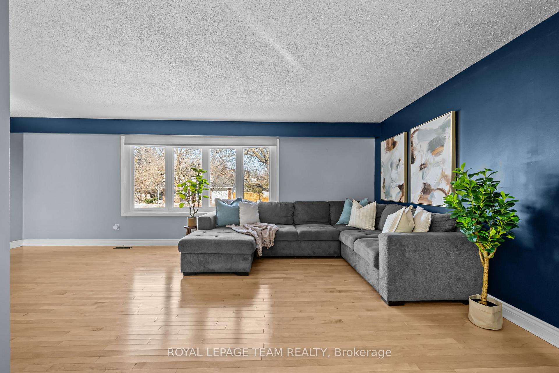 Photo 10 of 109 Eastpark Drive, Ottawa, Blackburn Hamlet — HOMEH