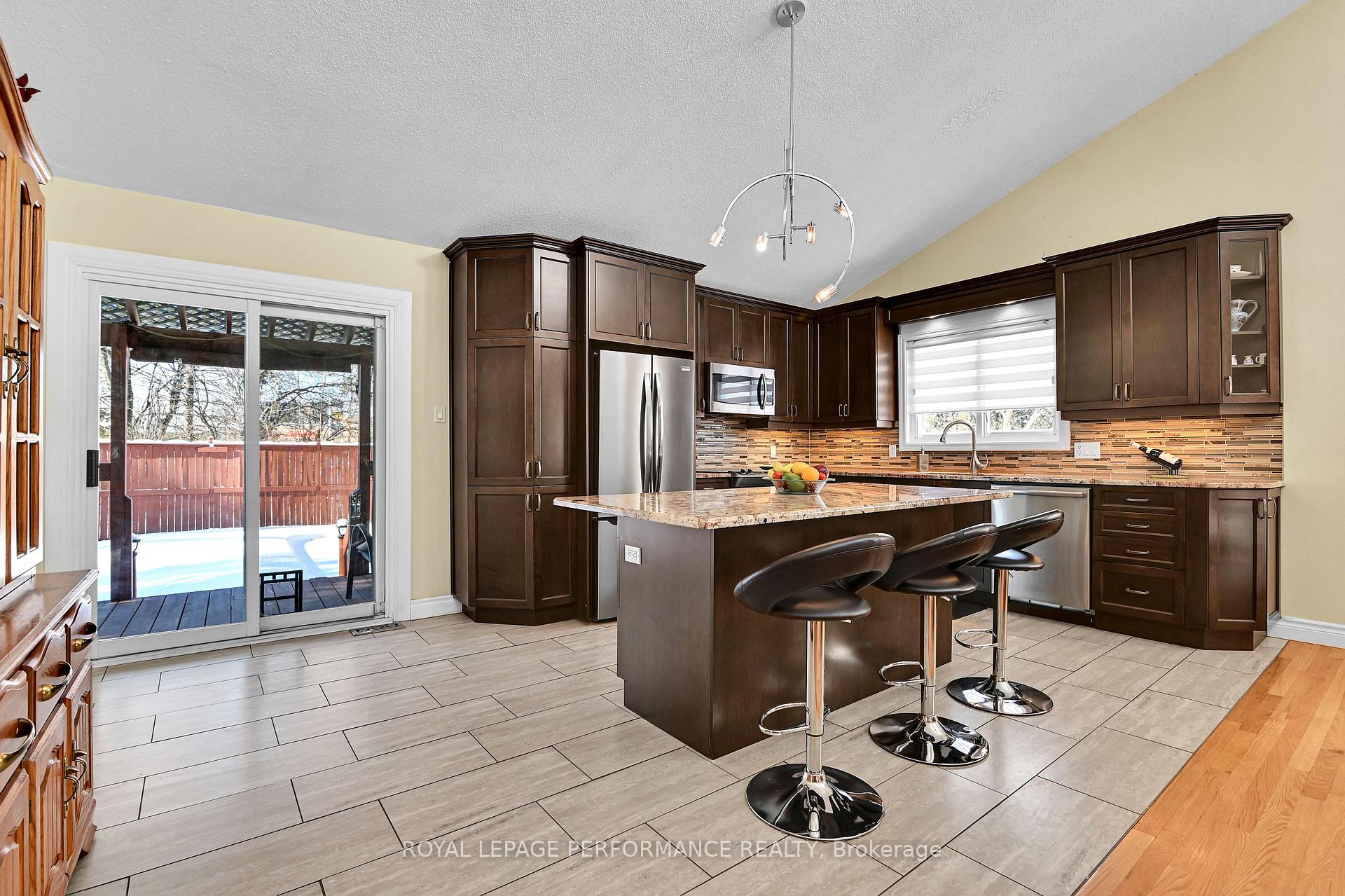 Photo 6 of 996 Laporte Street, Ottawa, Beacon Hill South — HOMEH