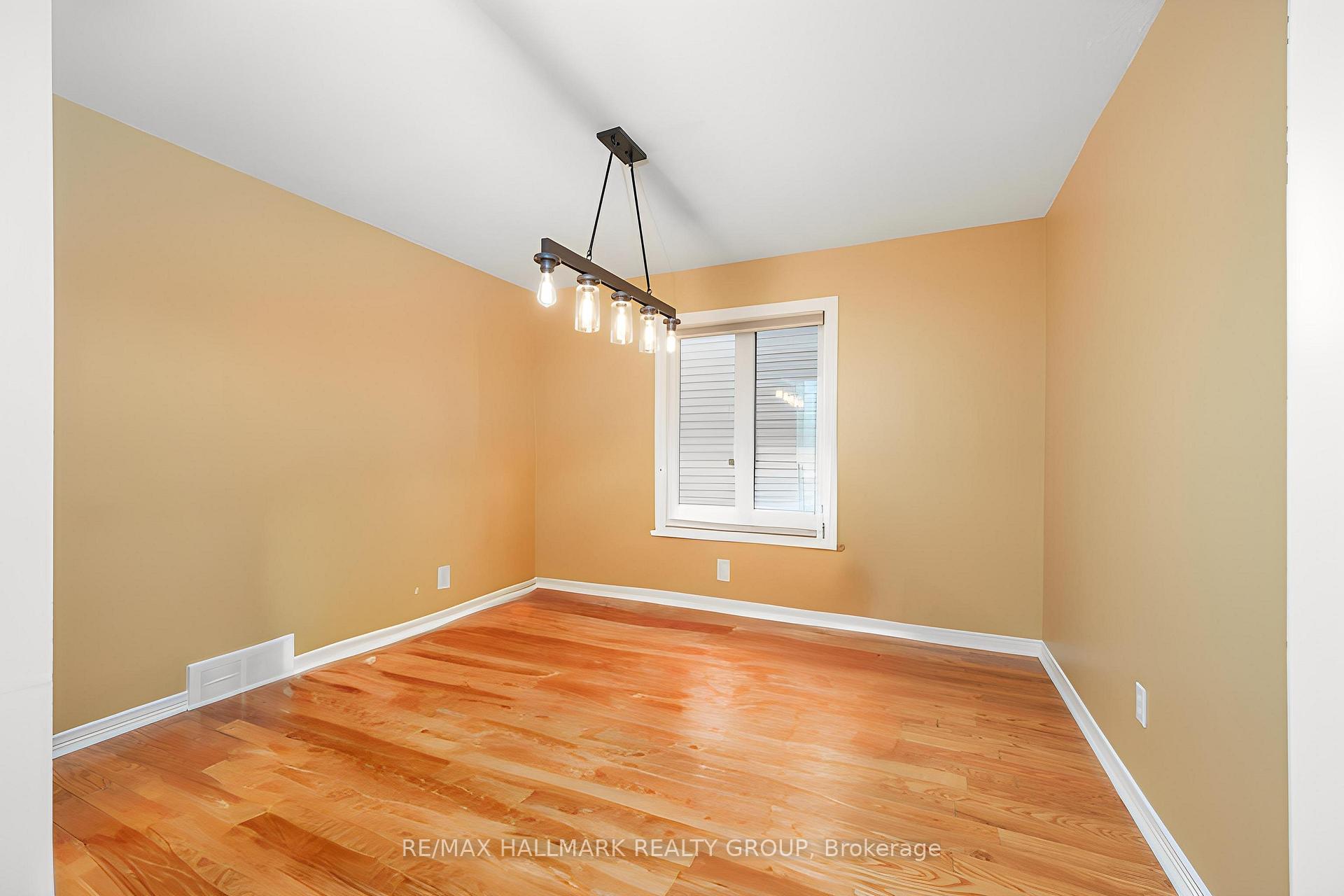 Photo 5 of 45 Tartan Drive, Ottawa, Barrhaven - Heritage Park — HOMEH