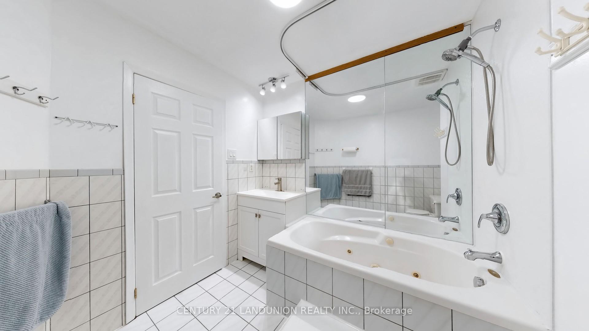 Photo 24 of 343 Kipling Avenue, Etobicoke, New Toronto — HOMEH