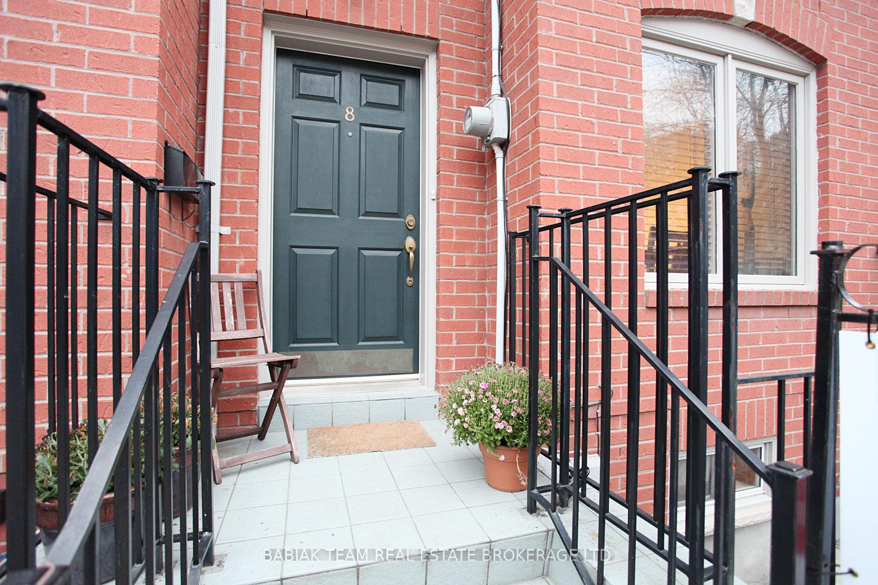 Photo 3 of 8 Whitaker Avenue, Toronto, Niagara — HOMEH