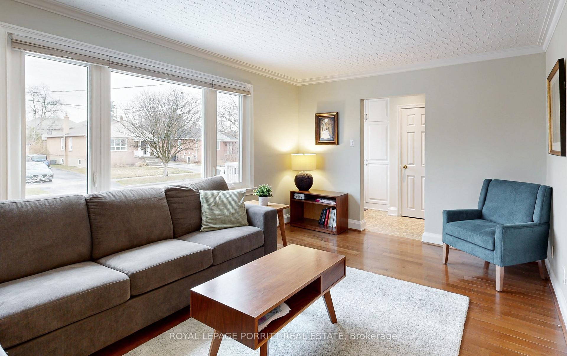 Photo 3 of 41 Ecker Drive, Etobicoke, Alderwood — HOMEH