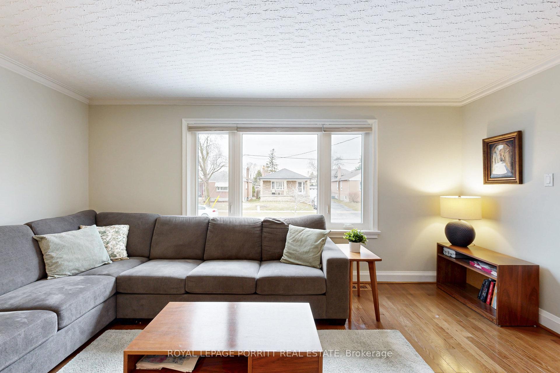 Photo 4 of 41 Ecker Drive, Etobicoke, Alderwood — HOMEH