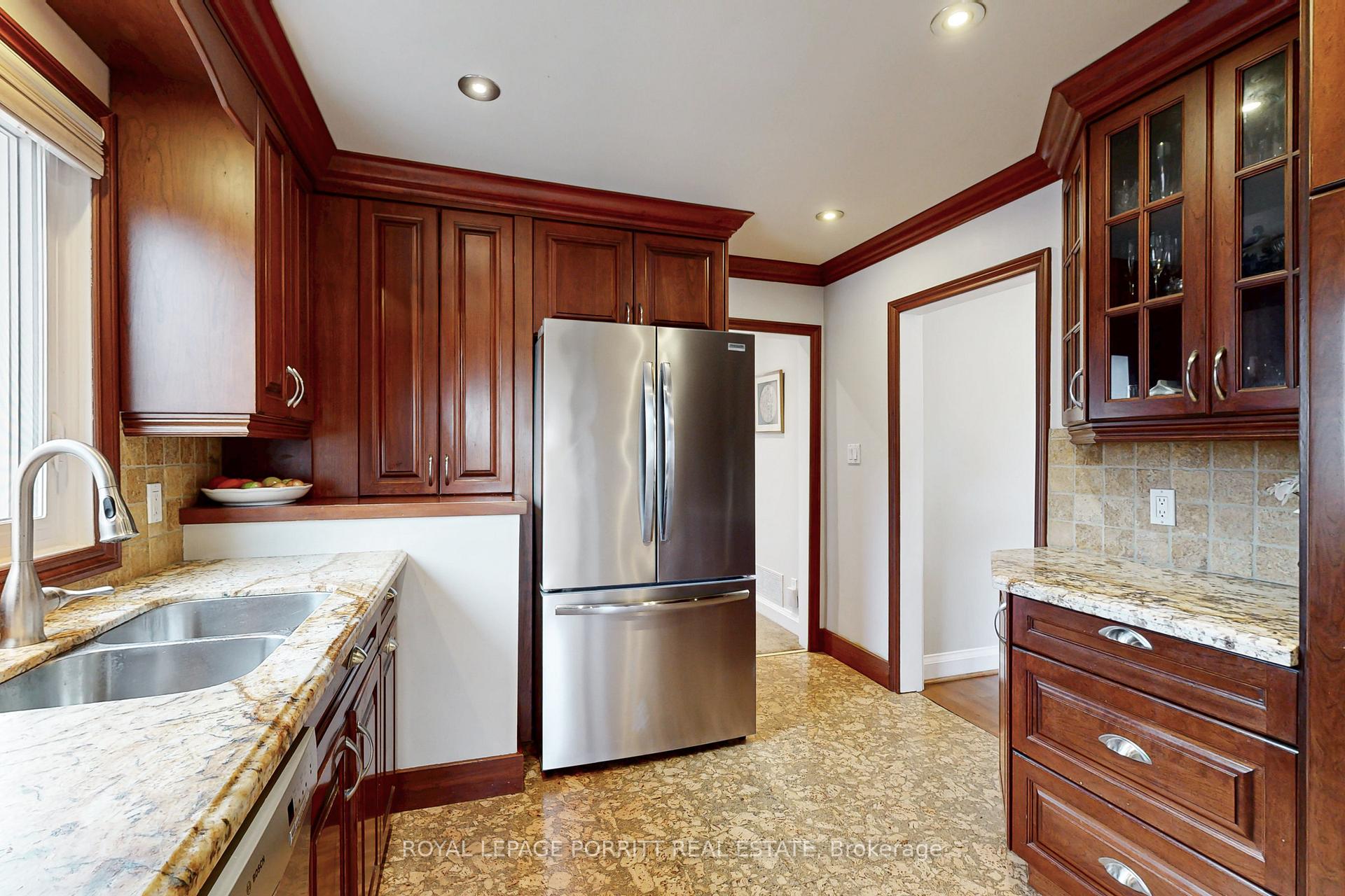 Photo 9 of 41 Ecker Drive, Etobicoke, Alderwood — HOMEH
