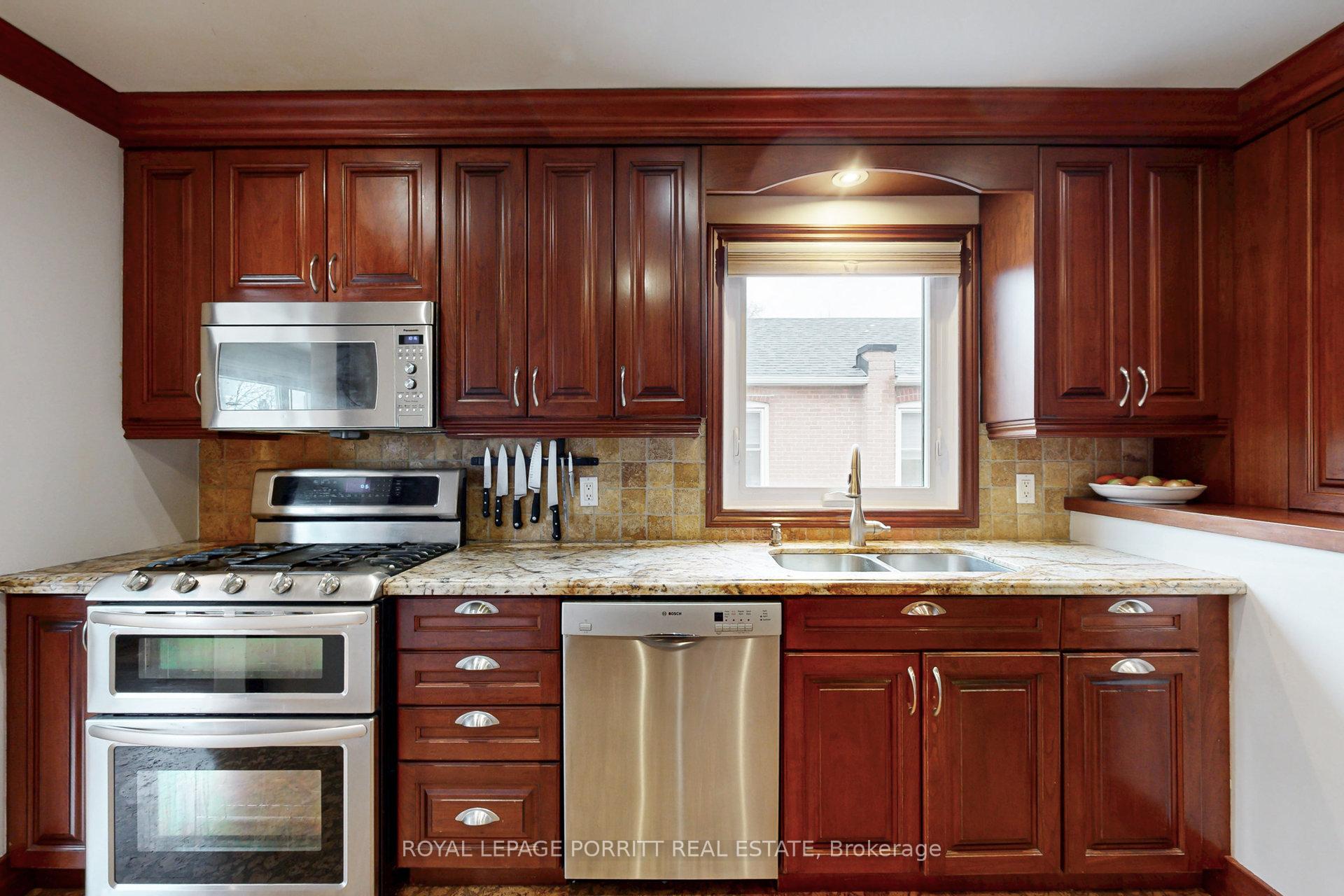 Photo 11 of 41 Ecker Drive, Etobicoke, Alderwood — HOMEH