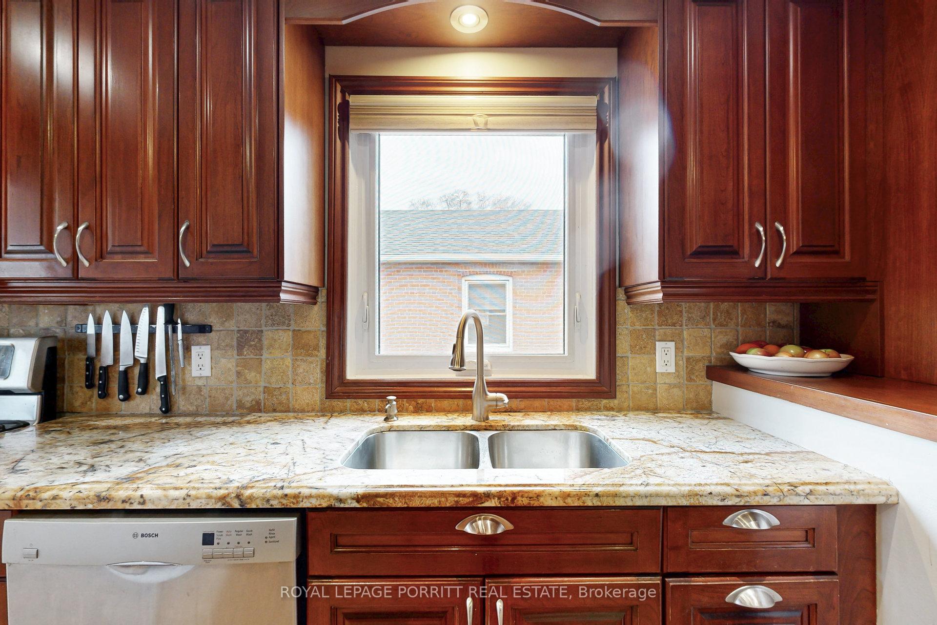 Photo 12 of 41 Ecker Drive, Etobicoke, Alderwood — HOMEH