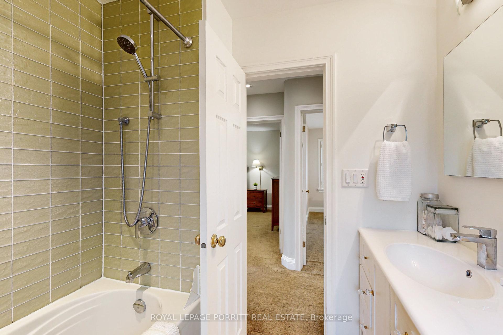 Photo 19 of 41 Ecker Drive, Etobicoke, Alderwood — HOMEH