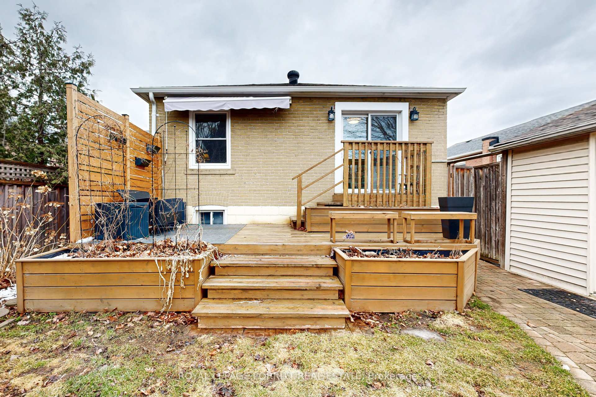 Photo 34 of 41 Ecker Drive, Etobicoke, Alderwood — HOMEH
