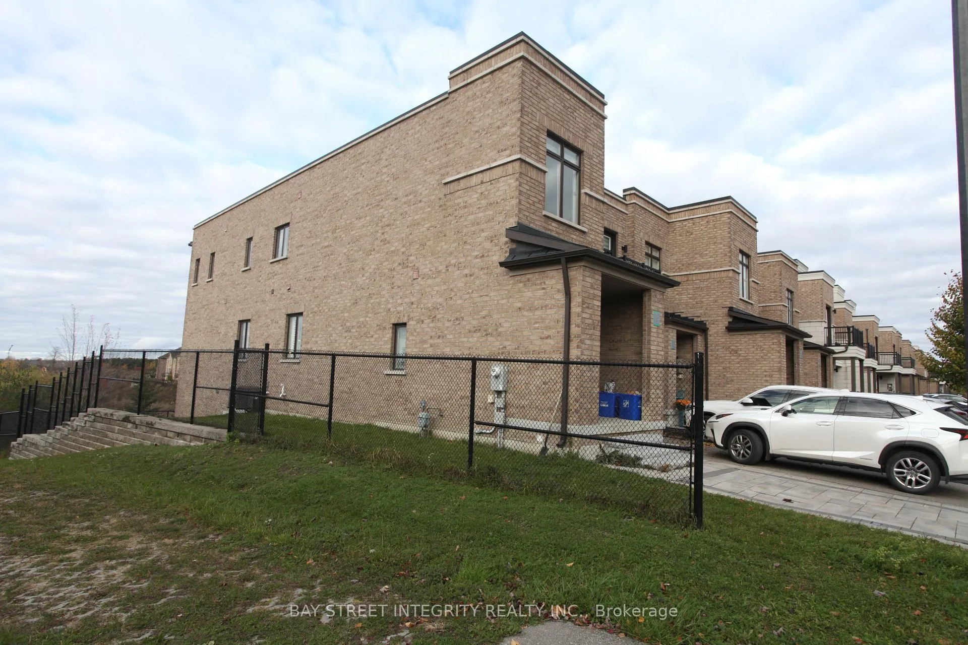 Photo 6 of 266 Elyse Court, Aurora, Bayview Northeast — HOMEH
