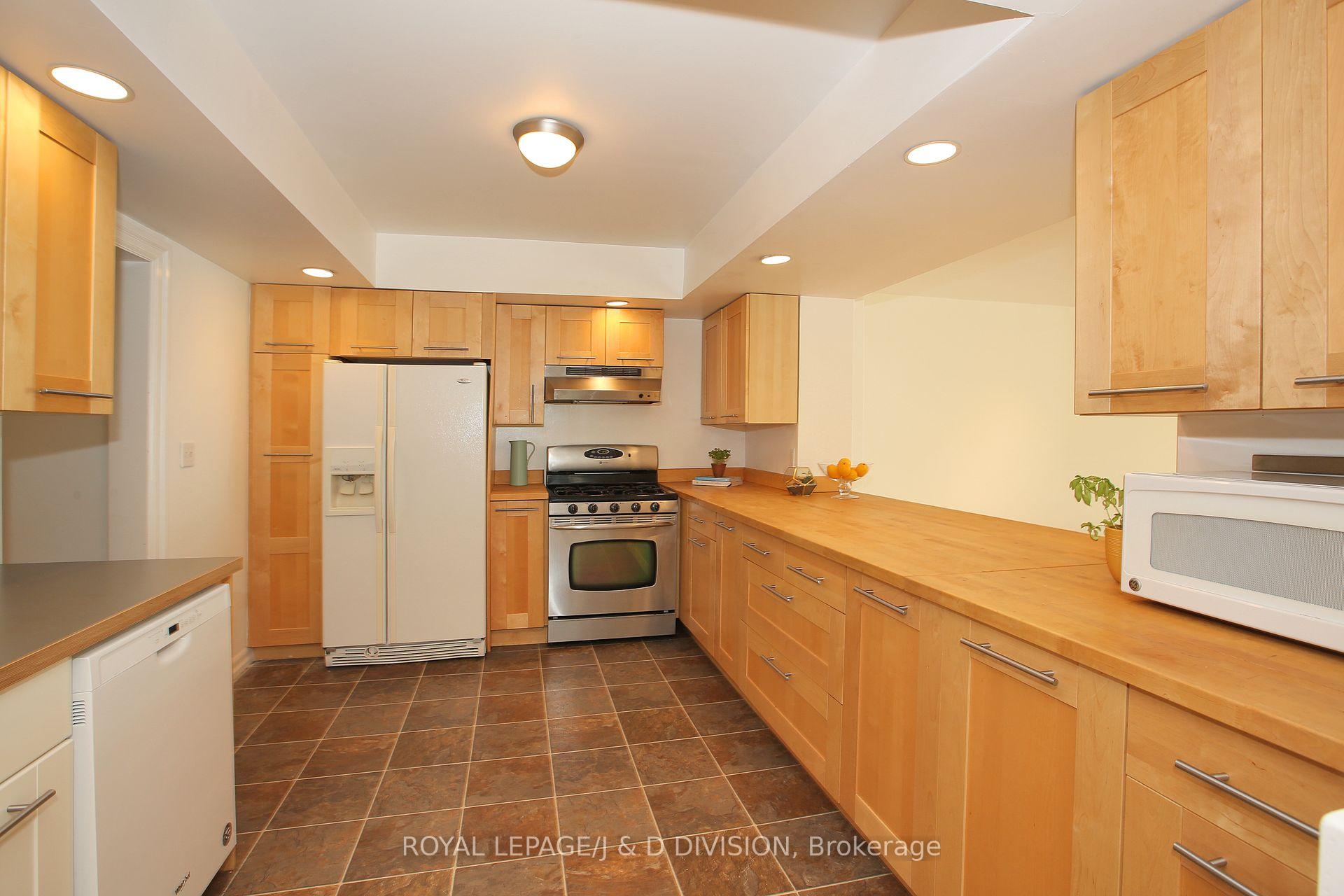 Photo 5 of 63 Lake Promenade, Etobicoke, Long Branch — HOMEH