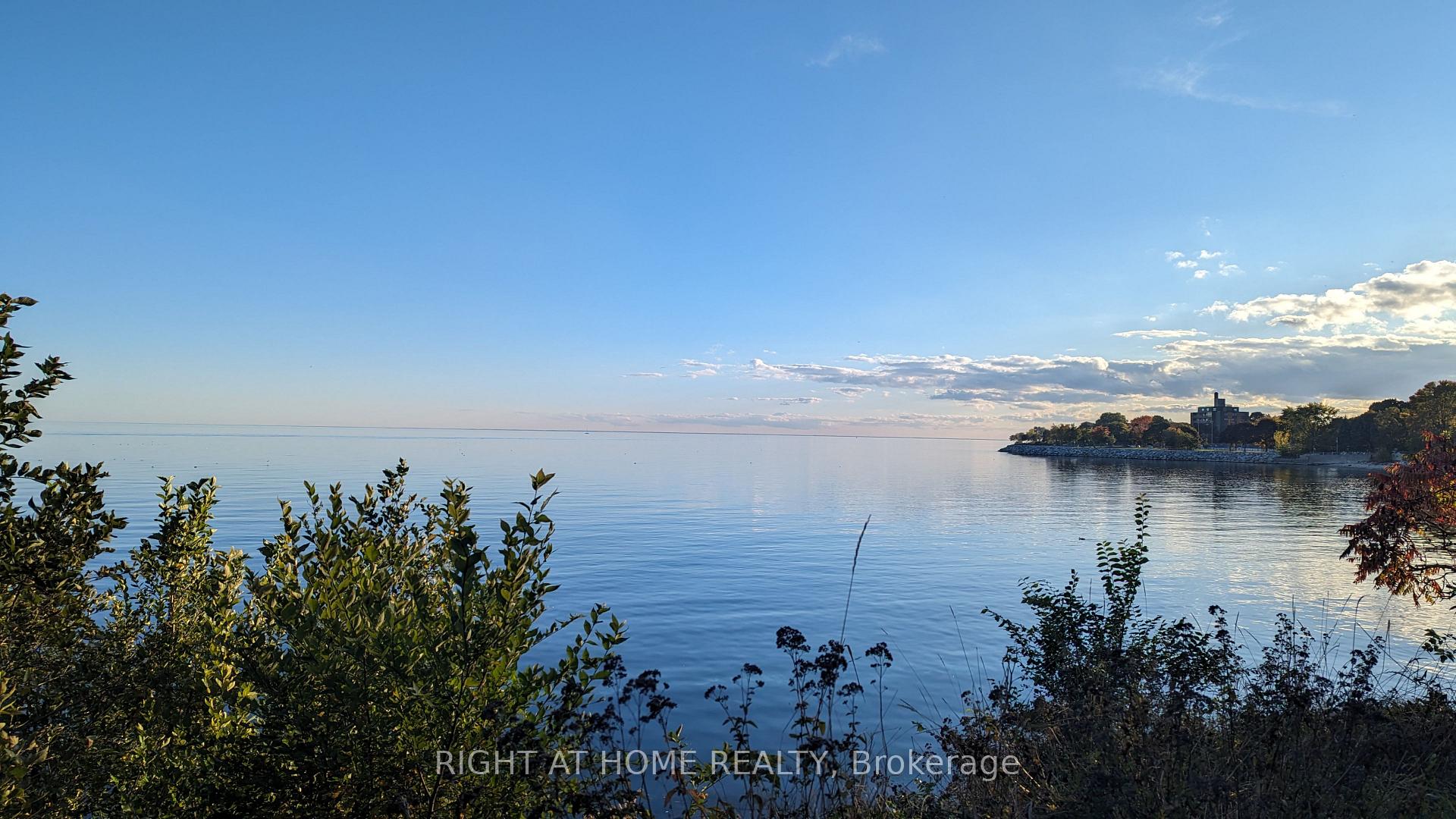 Front of 2677 Lake Shore Boulevard W