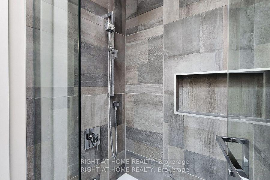 Photo 16 of 450 A Valermo Drive, Etobicoke, Alderwood — HOMEH