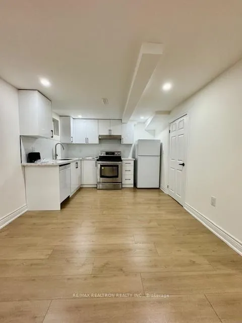 Photo 2 of Unit Basement, 8 Devins Drive, Aurora, Aurora Heights — HOMEH