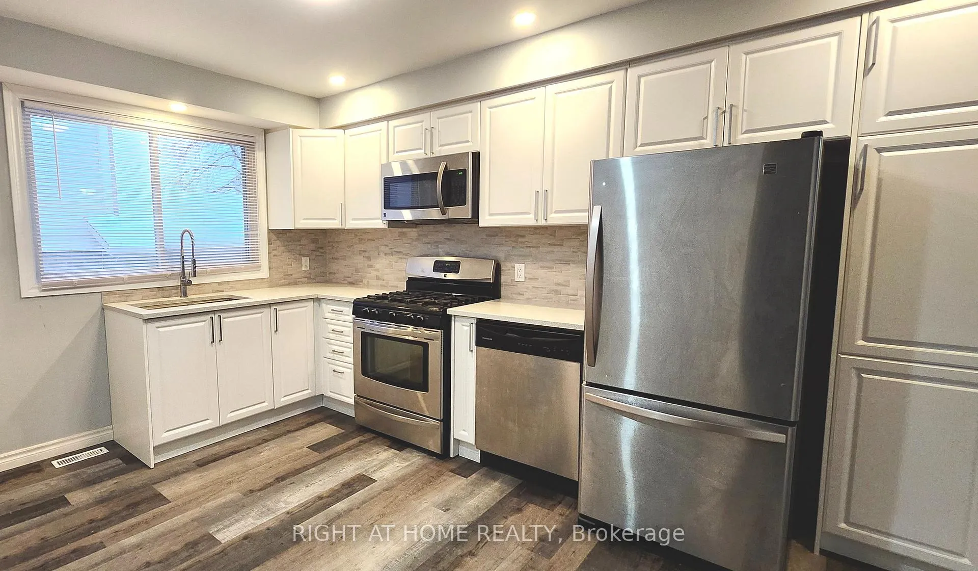 Photo 11 of 29 Fox Run, Barrie, Letitia Heights — HOMEH