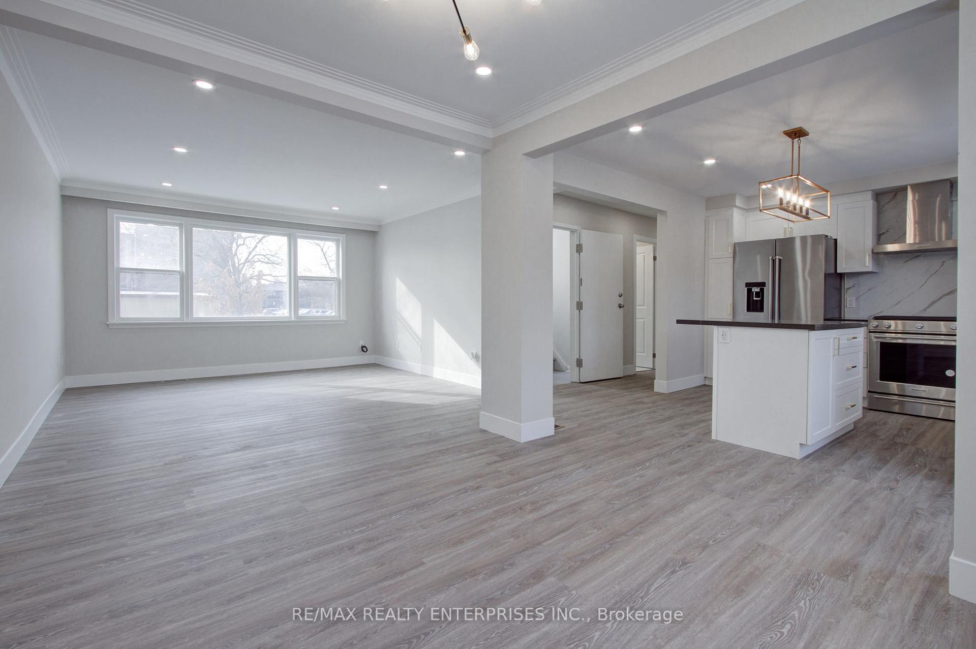 Photo 8 of 28 Algoma Street, Etobicoke, Mimico — HOMEH