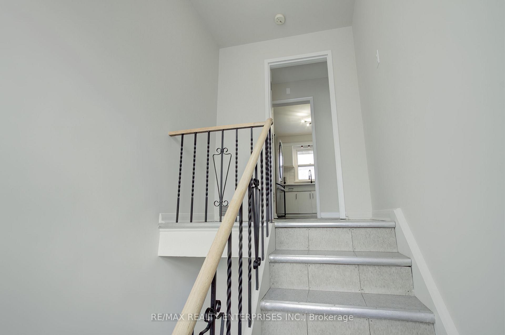 Photo 16 of 28 Algoma Street, Etobicoke, Mimico — HOMEH