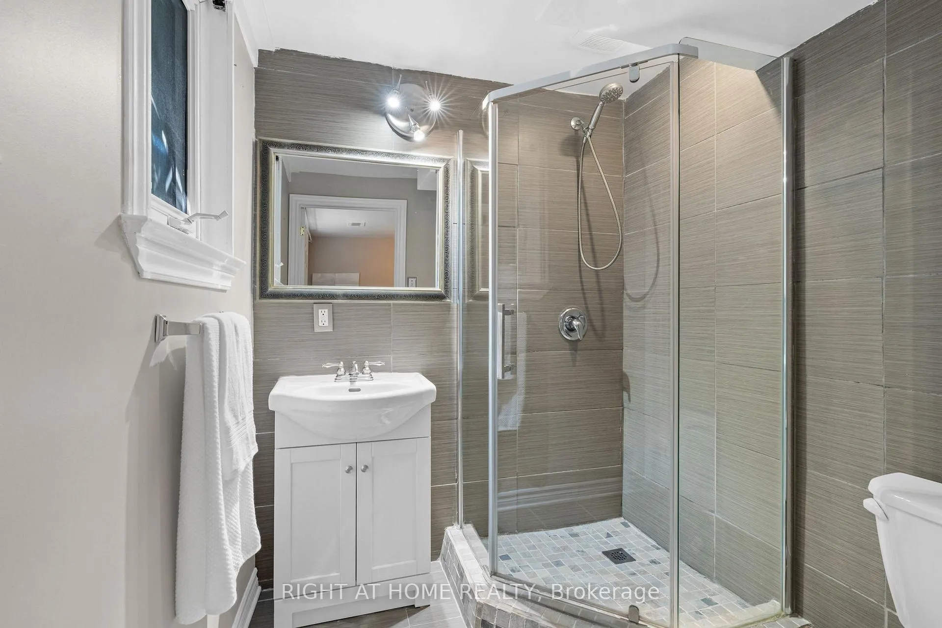 Photo 139 of 690 Coronation Avenue, Ottawa, Riverview Park — HOMEH