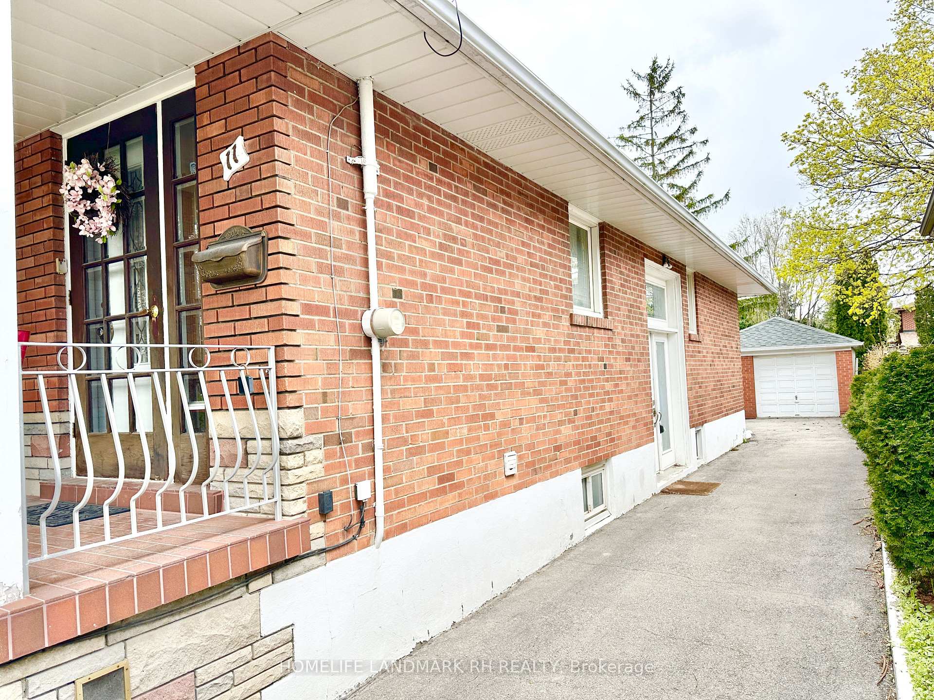 Photo 3 of 11 Bellman Avenue, Etobicoke, Alderwood — HOMEH