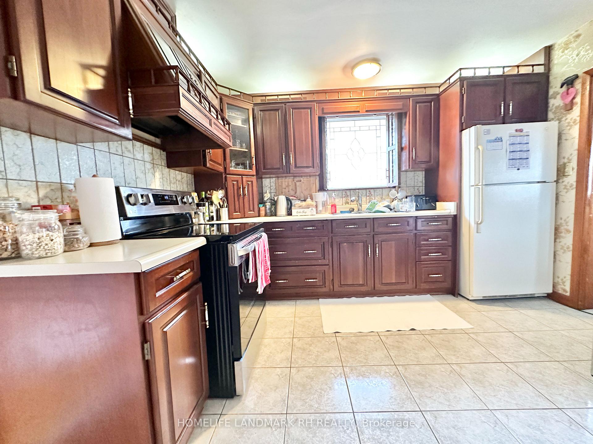 Photo 5 of 11 Bellman Avenue, Etobicoke, Alderwood — HOMEH