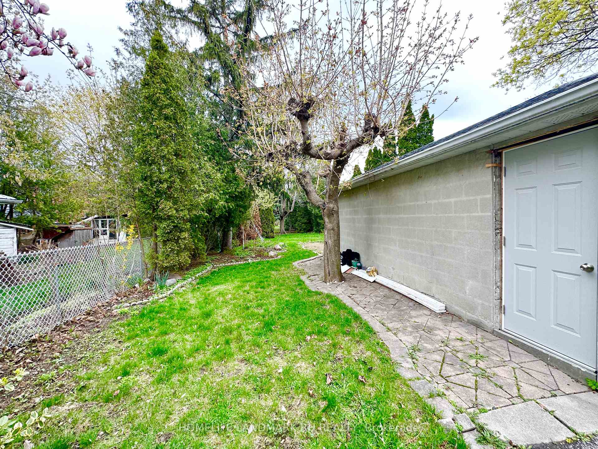 Photo 25 of 11 Bellman Avenue, Etobicoke, Alderwood — HOMEH