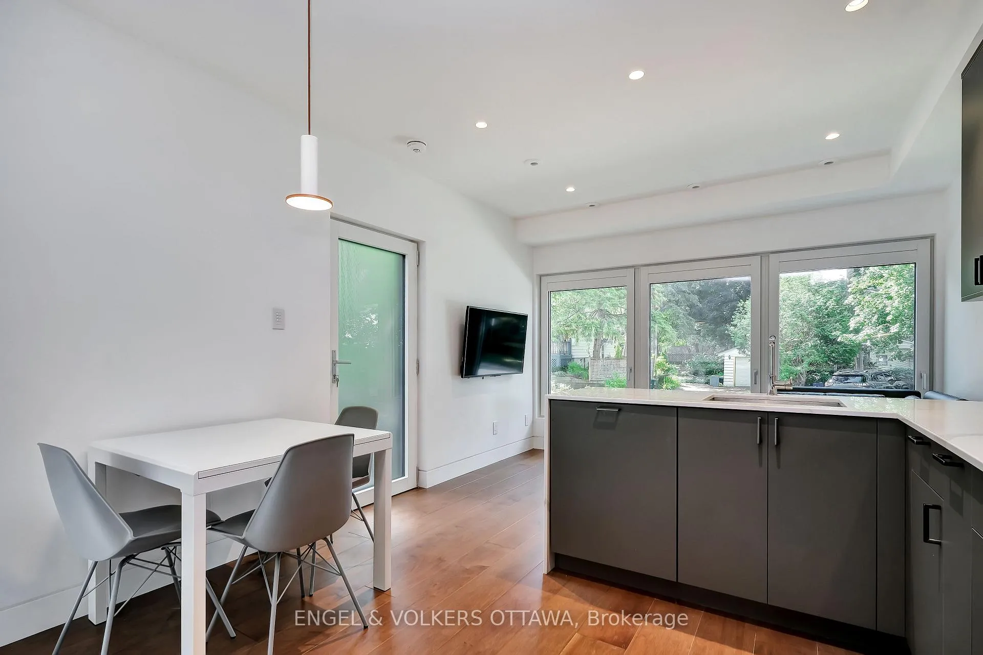 Photo 10 of 71 Clearview Avenue, Ottawa, Ottawa West/Tunneys Pasture — HOMEH
