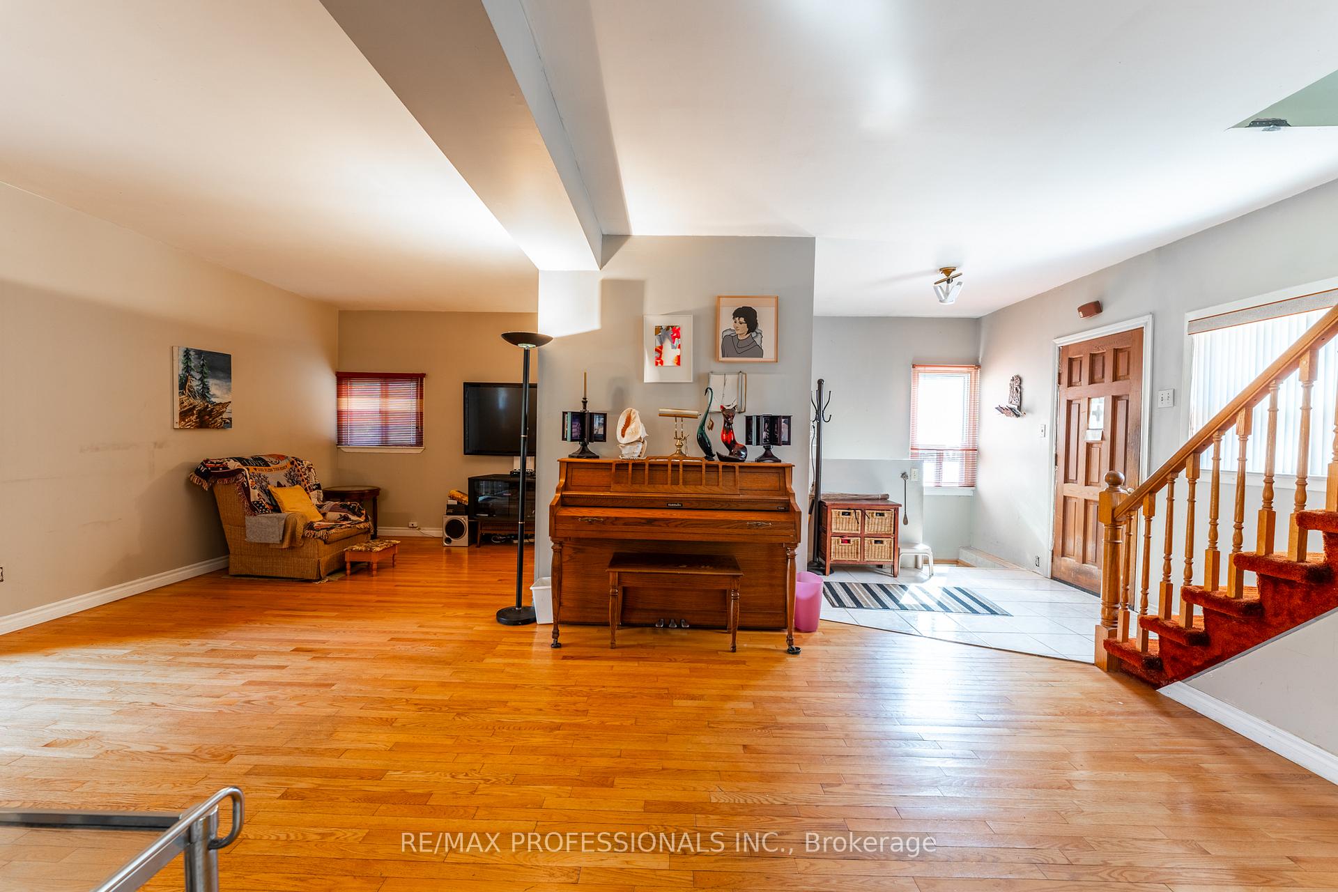Photo 6 of 9 Thirty Sixth Street, Etobicoke, Long Branch — HOMEH