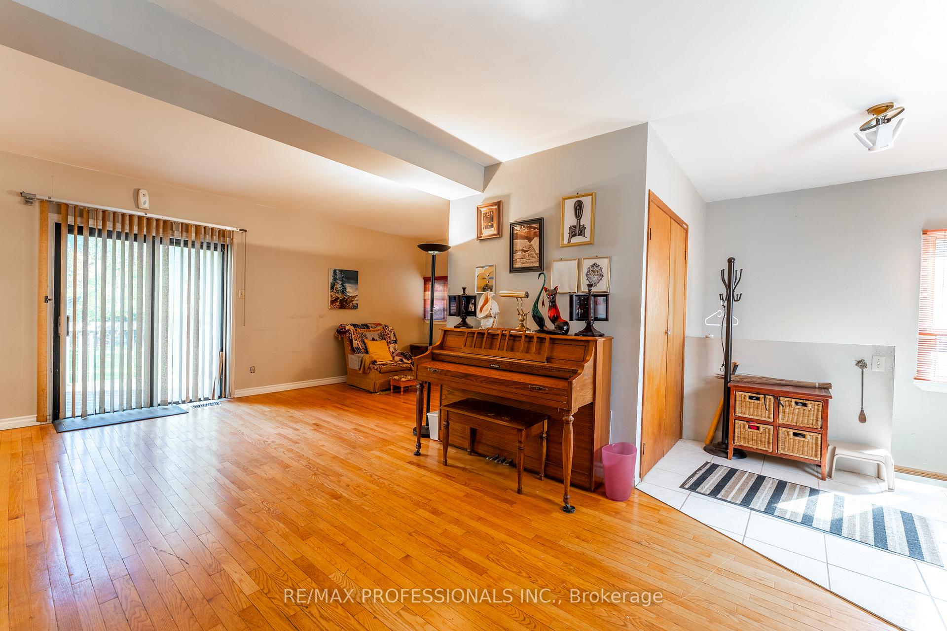 Photo 7 of 9 Thirty Sixth Street, Etobicoke, Long Branch — HOMEH