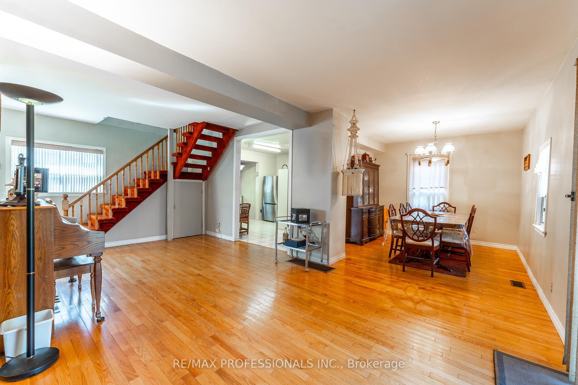 Photo 8 of 9 Thirty Sixth Street, Etobicoke, Long Branch — HOMEH
