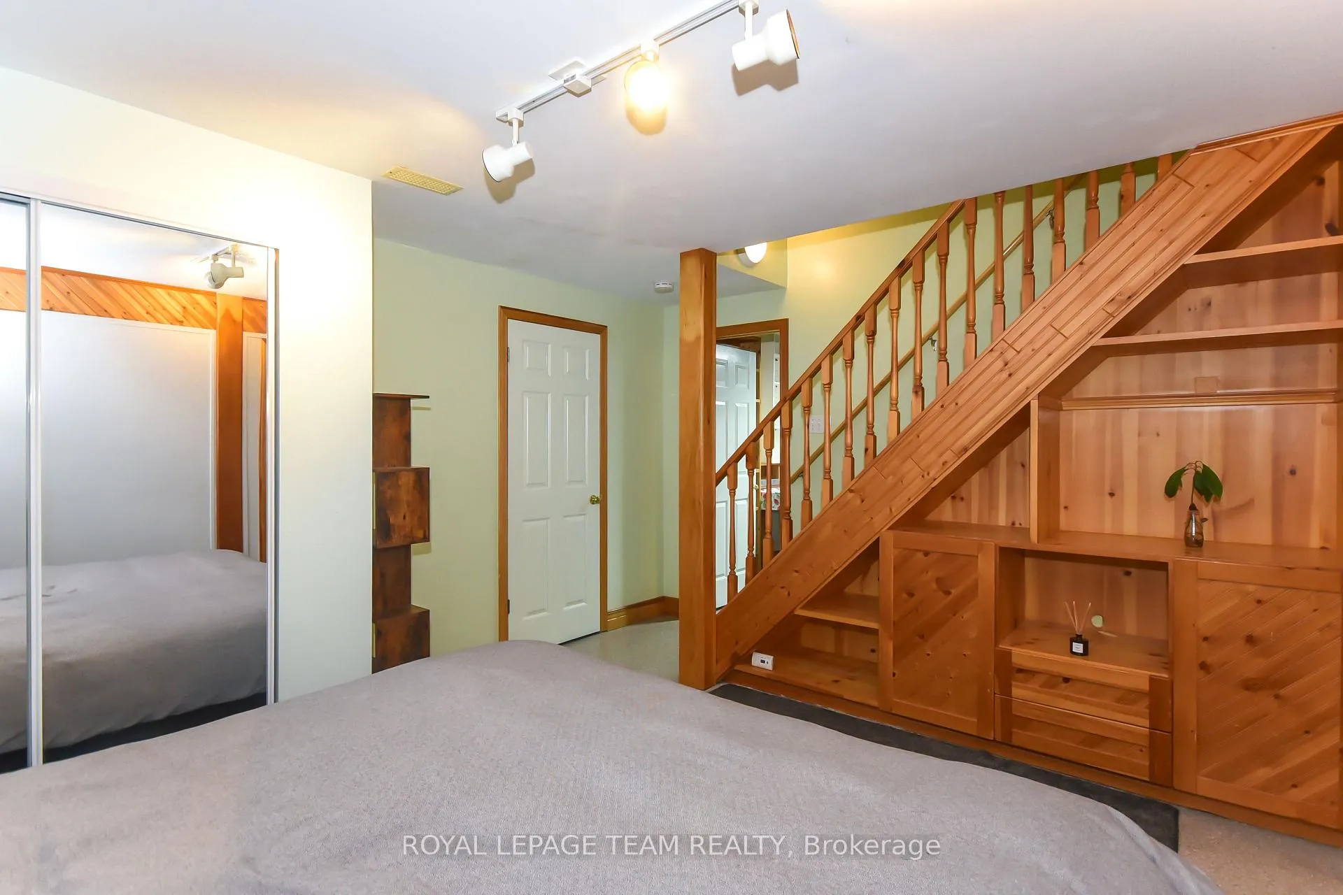 Photo 359 of 1613 Digby Street, Ottawa, Riverview Park — HOMEH