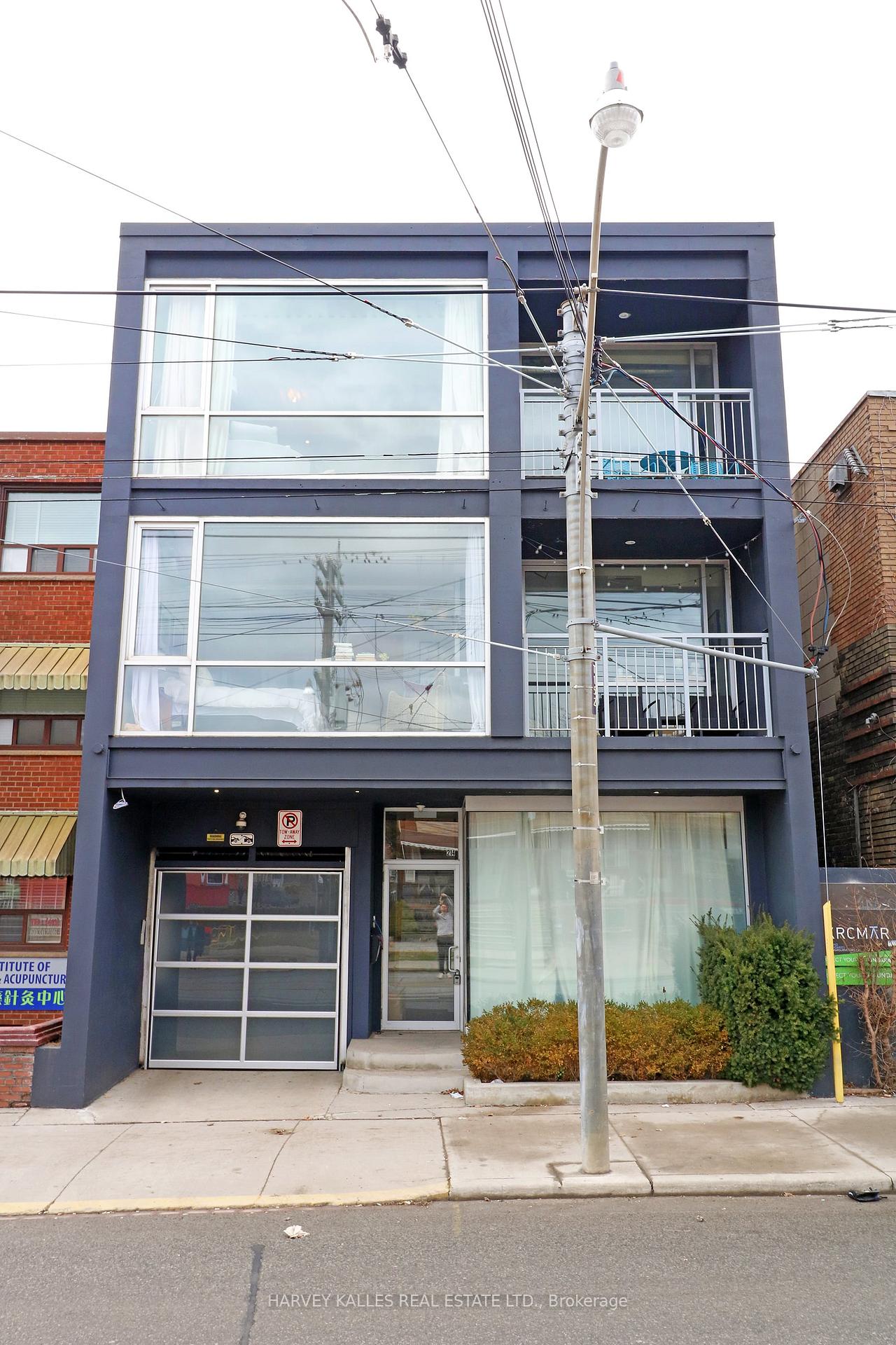 Front of Unit 2B, 214 Bathurst Street