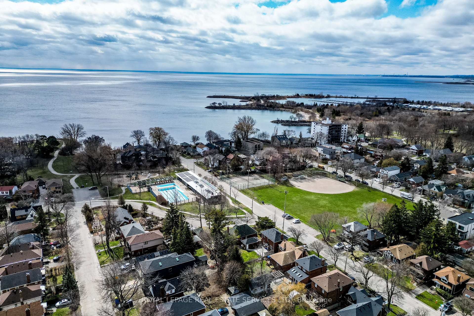 Photo 38 of 60 Third Street, Etobicoke, New Toronto — HOMEH