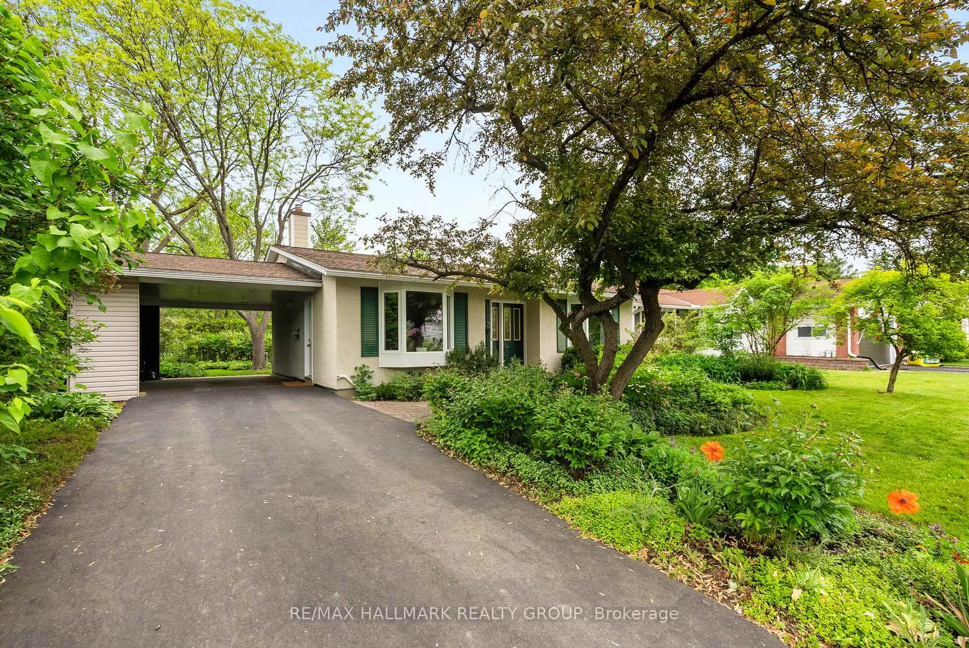 Photo 2 of 2163 Fillmore Crescent, Ottawa, Beacon Hill North — HOMEH