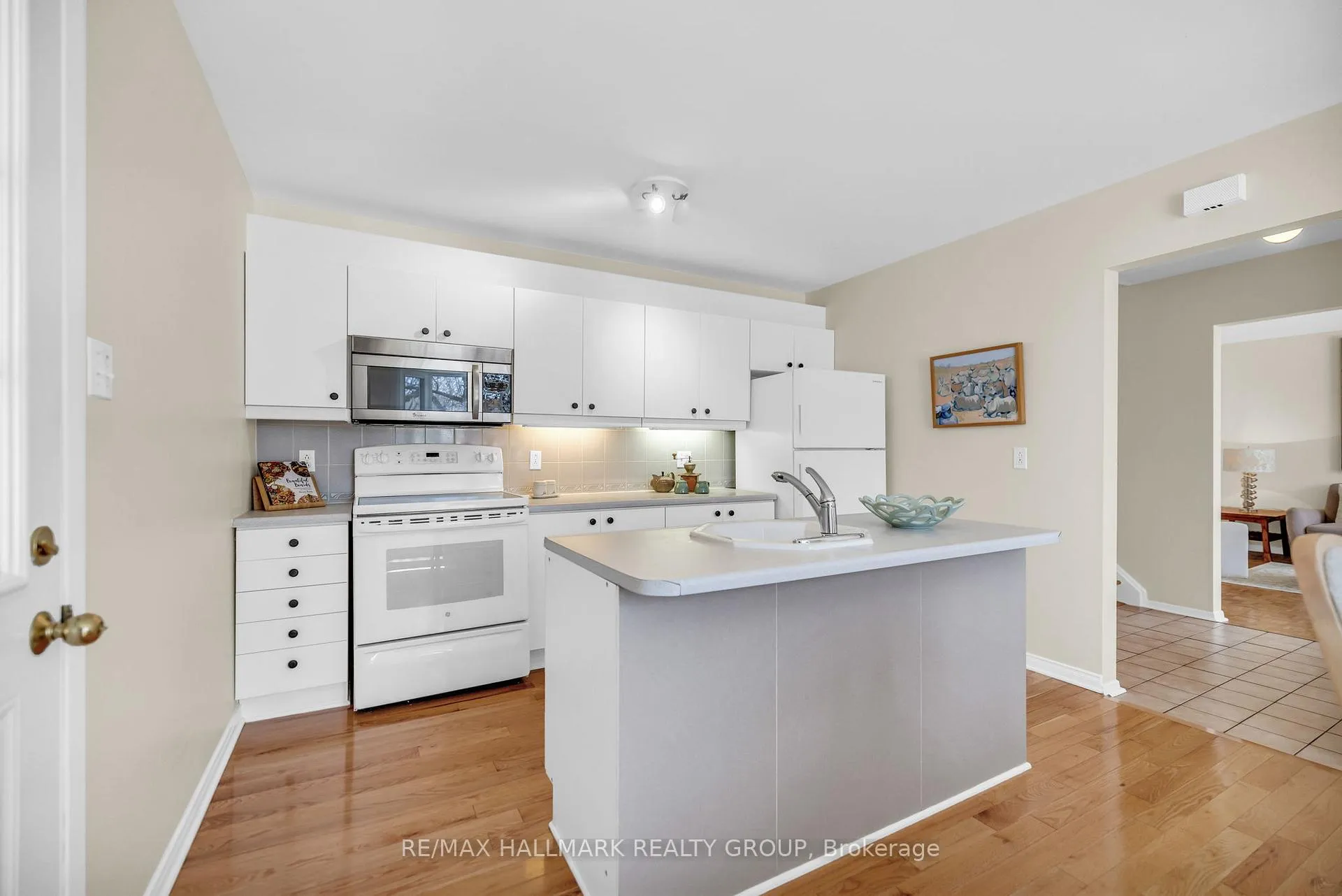 Photo 10 of 2163 Fillmore Crescent, Ottawa, Beacon Hill North — HOMEH
