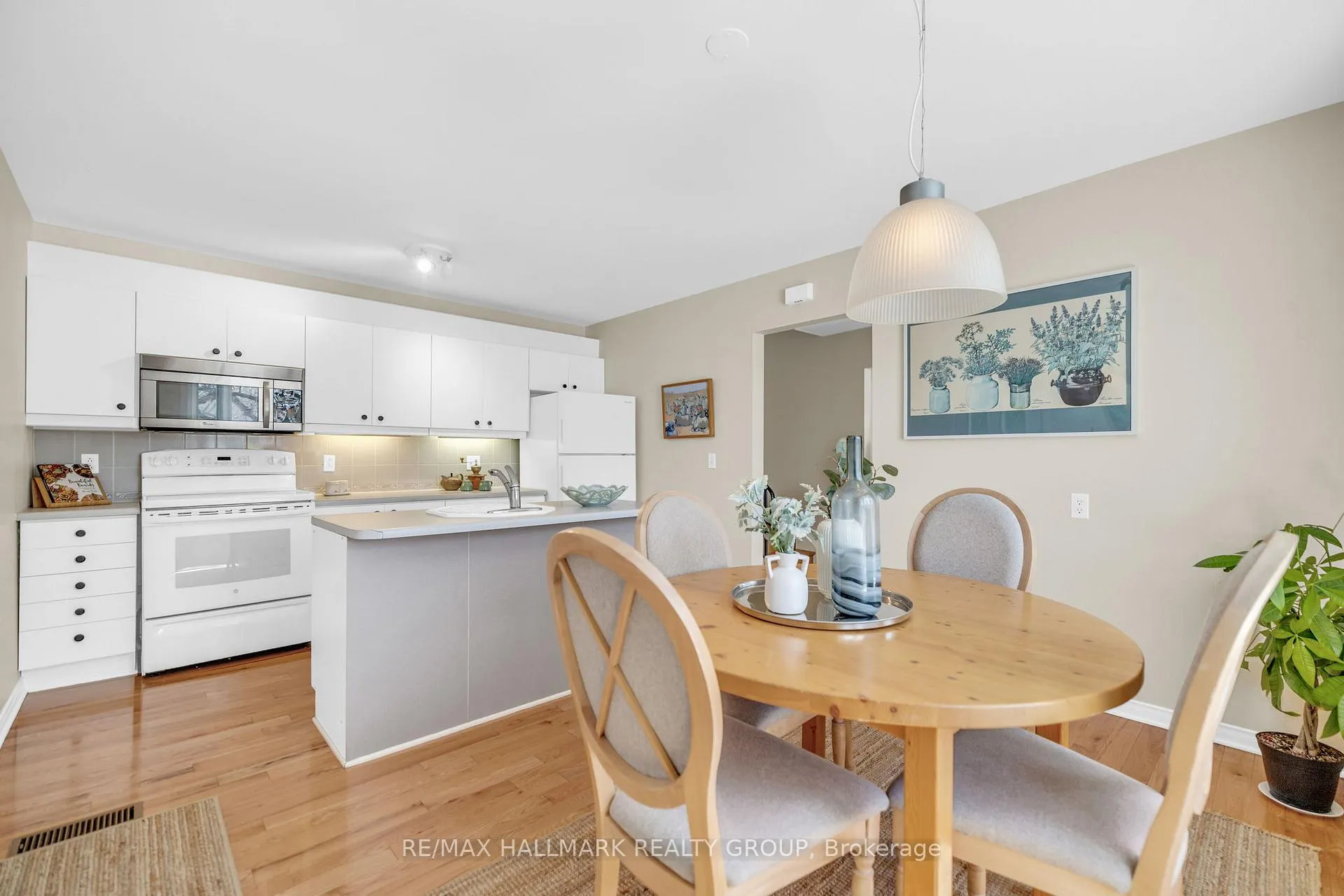 Photo 11 of 2163 Fillmore Crescent, Ottawa, Beacon Hill North — HOMEH