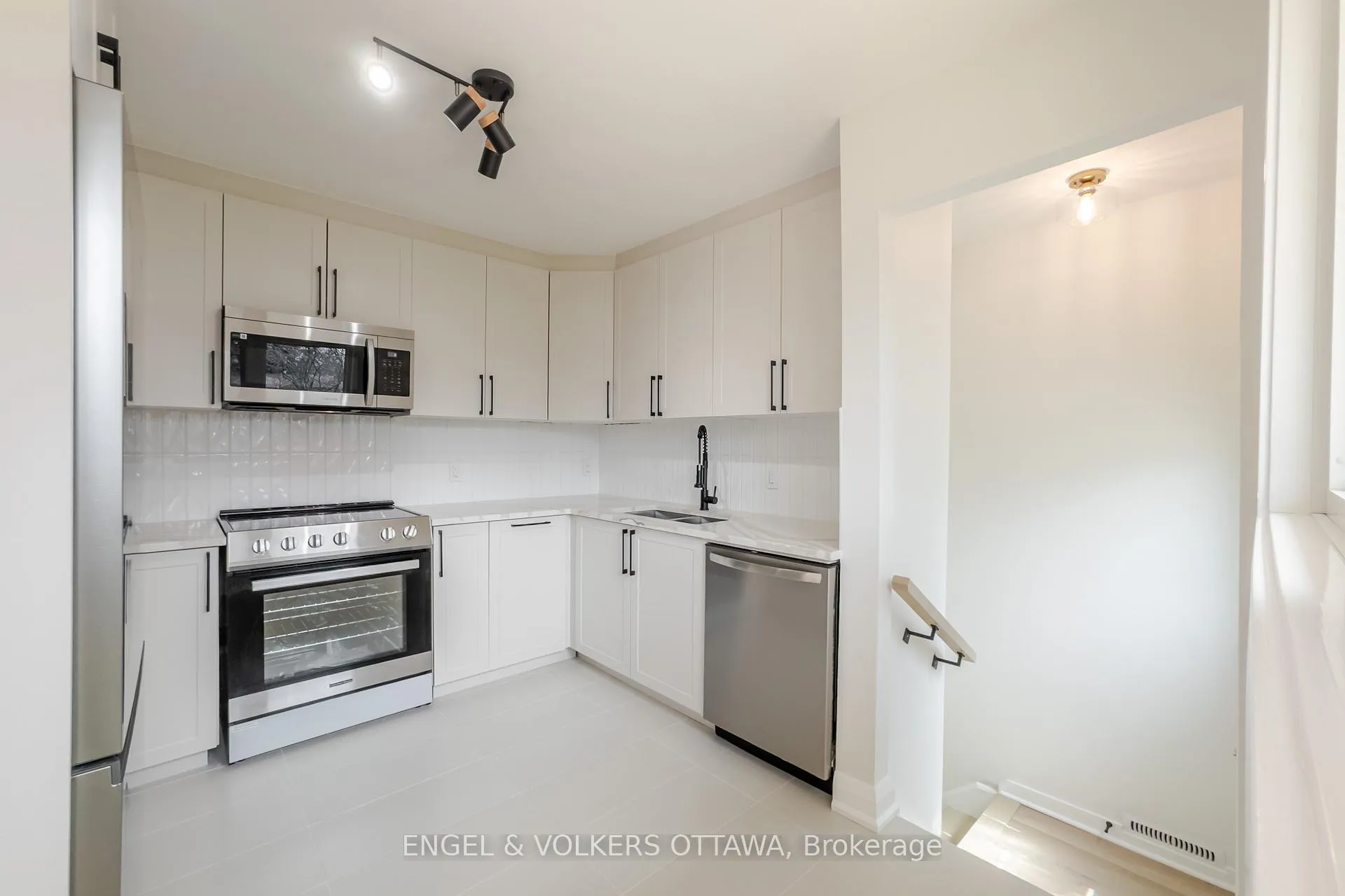 Photo 106 of 18 Dante Avenue, Ottawa, Lynwood Village — HOMEH