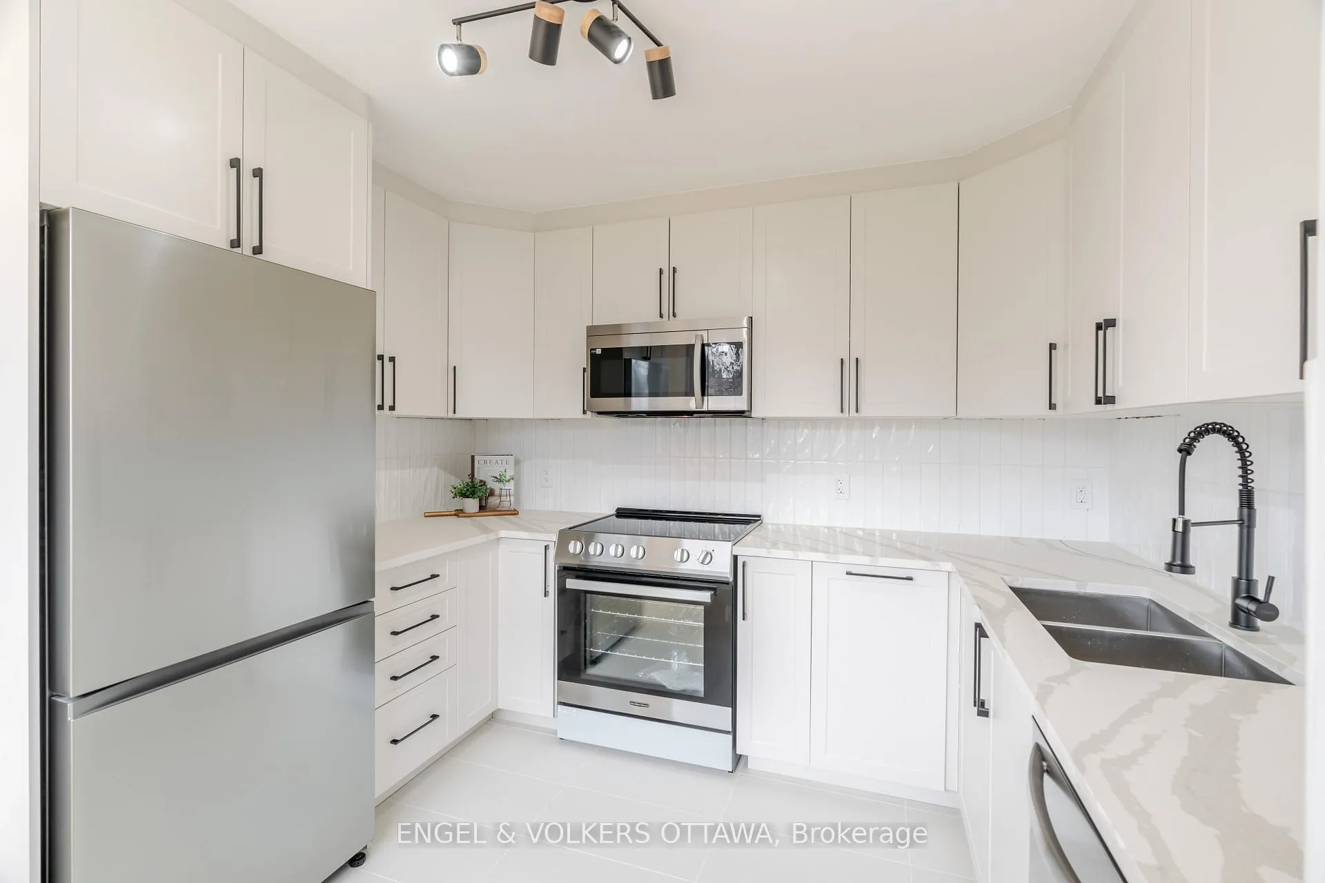Photo 123 of 18 Dante Avenue, Ottawa, Lynwood Village — HOMEH