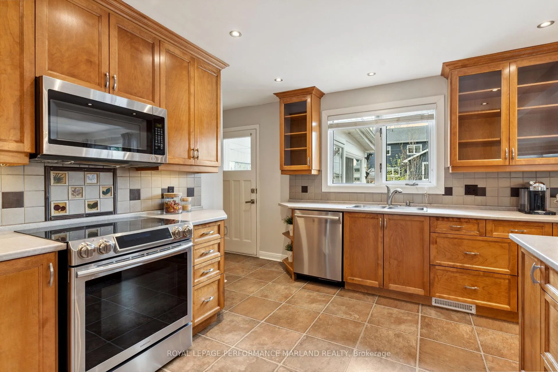 Photo 121 of 2075 Woodcrest Road, Ottawa, Alta Vista/Faircrest Heights — HOMEH