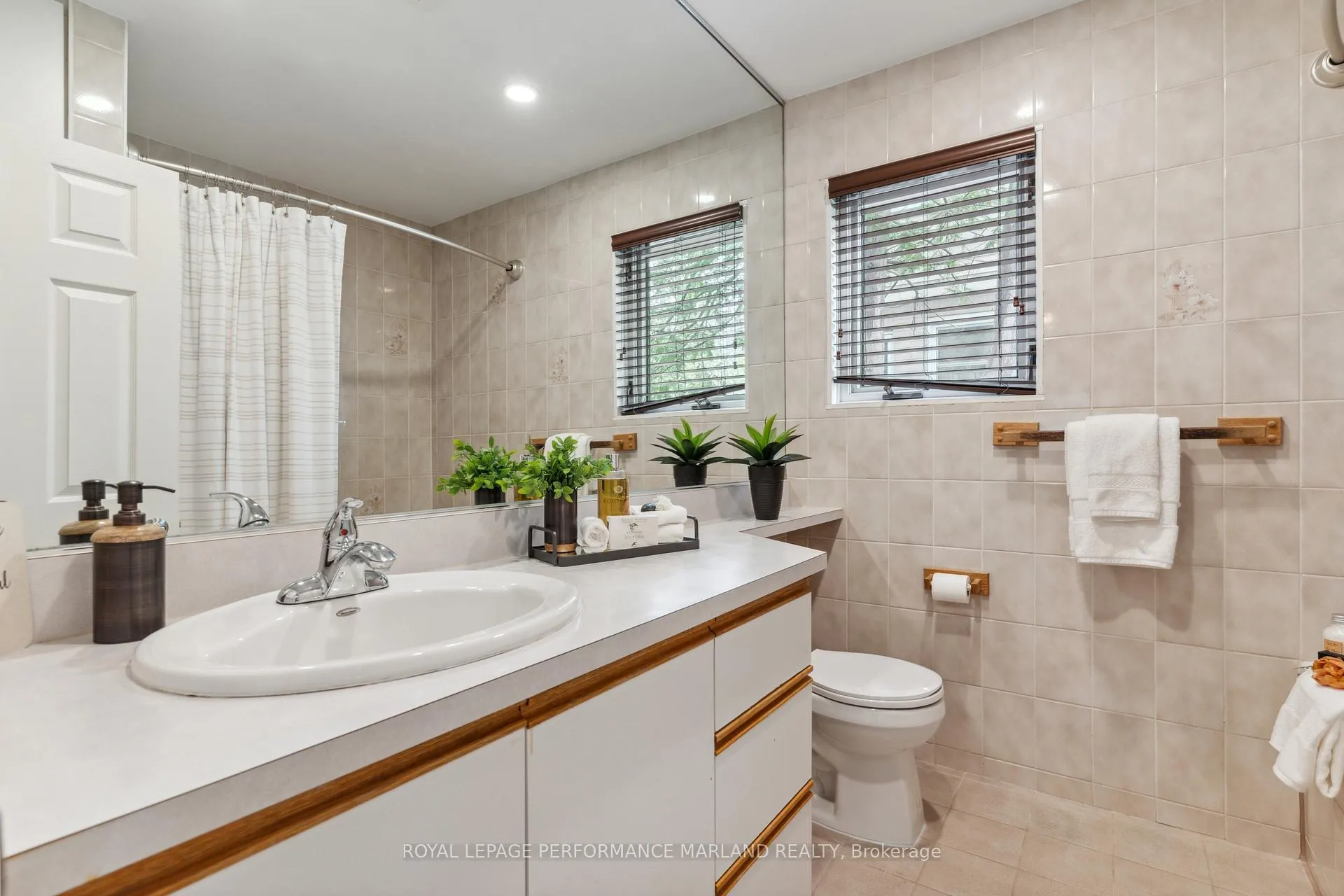 Photo 206 of 2075 Woodcrest Road, Ottawa, Alta Vista/Faircrest Heights — HOMEH