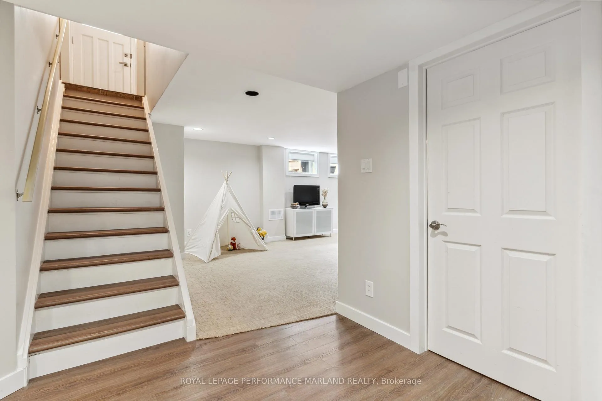 Photo 213 of 2075 Woodcrest Road, Ottawa, Alta Vista/Faircrest Heights — HOMEH