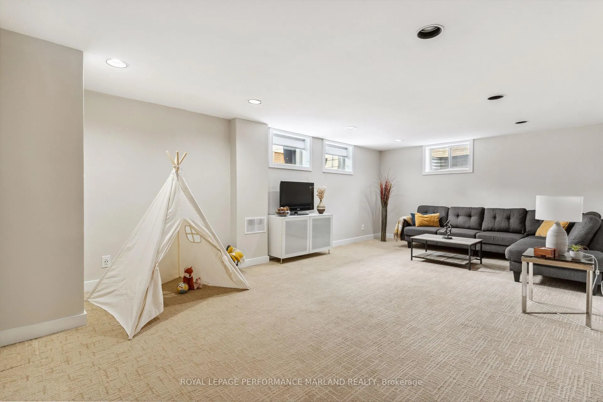 Photo 214 of 2075 Woodcrest Road, Ottawa, Alta Vista/Faircrest Heights — HOMEH