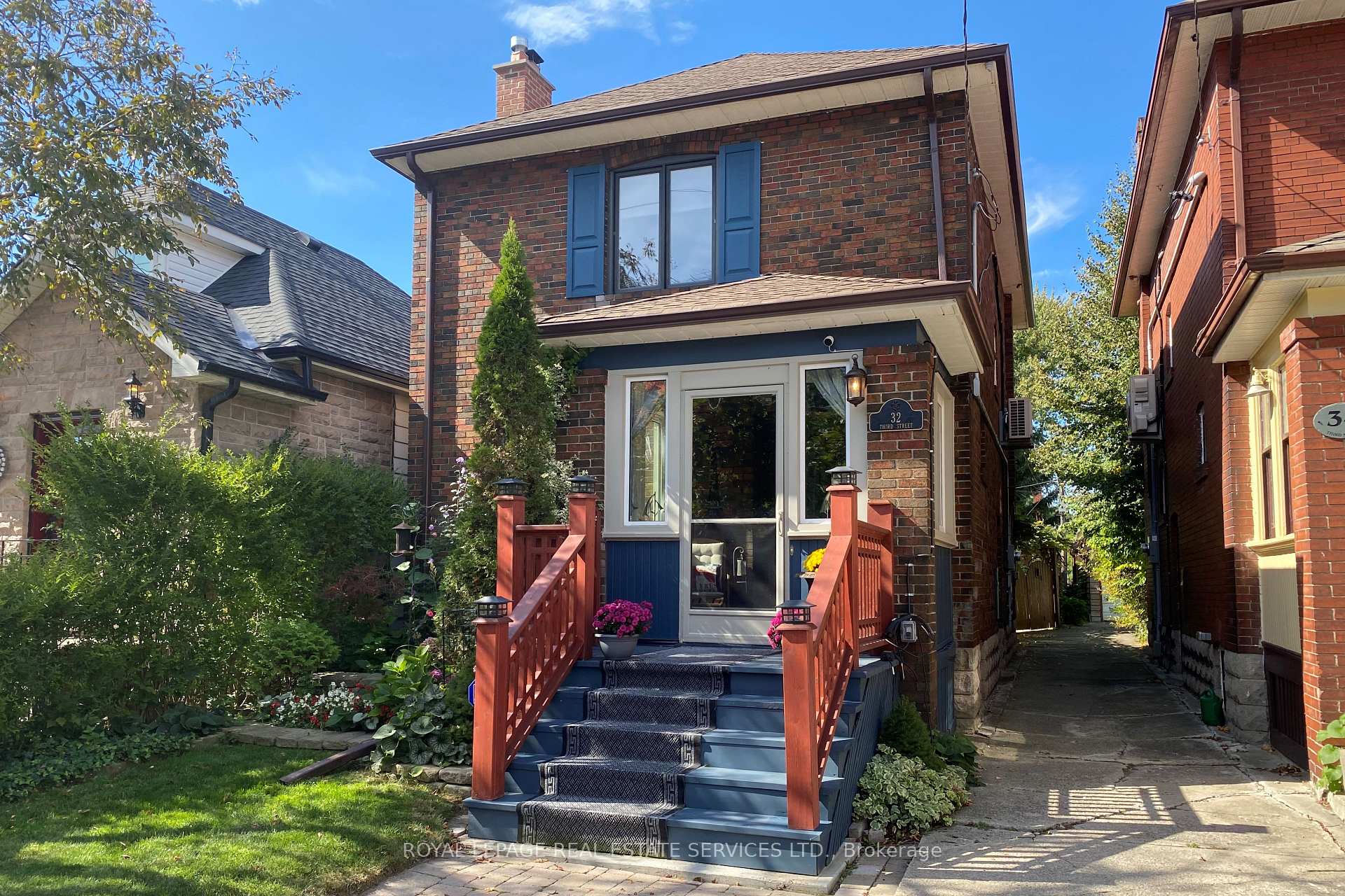 Photo 2 of 32 Third Street, Etobicoke, New Toronto — HOMEH