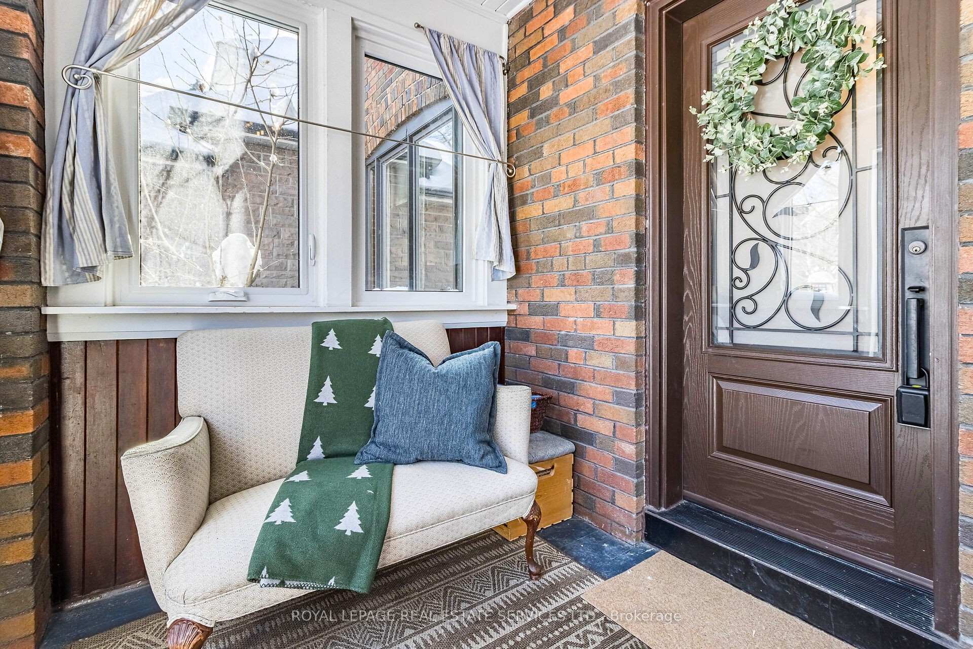 Photo 4 of 32 Third Street, Etobicoke, New Toronto — HOMEH