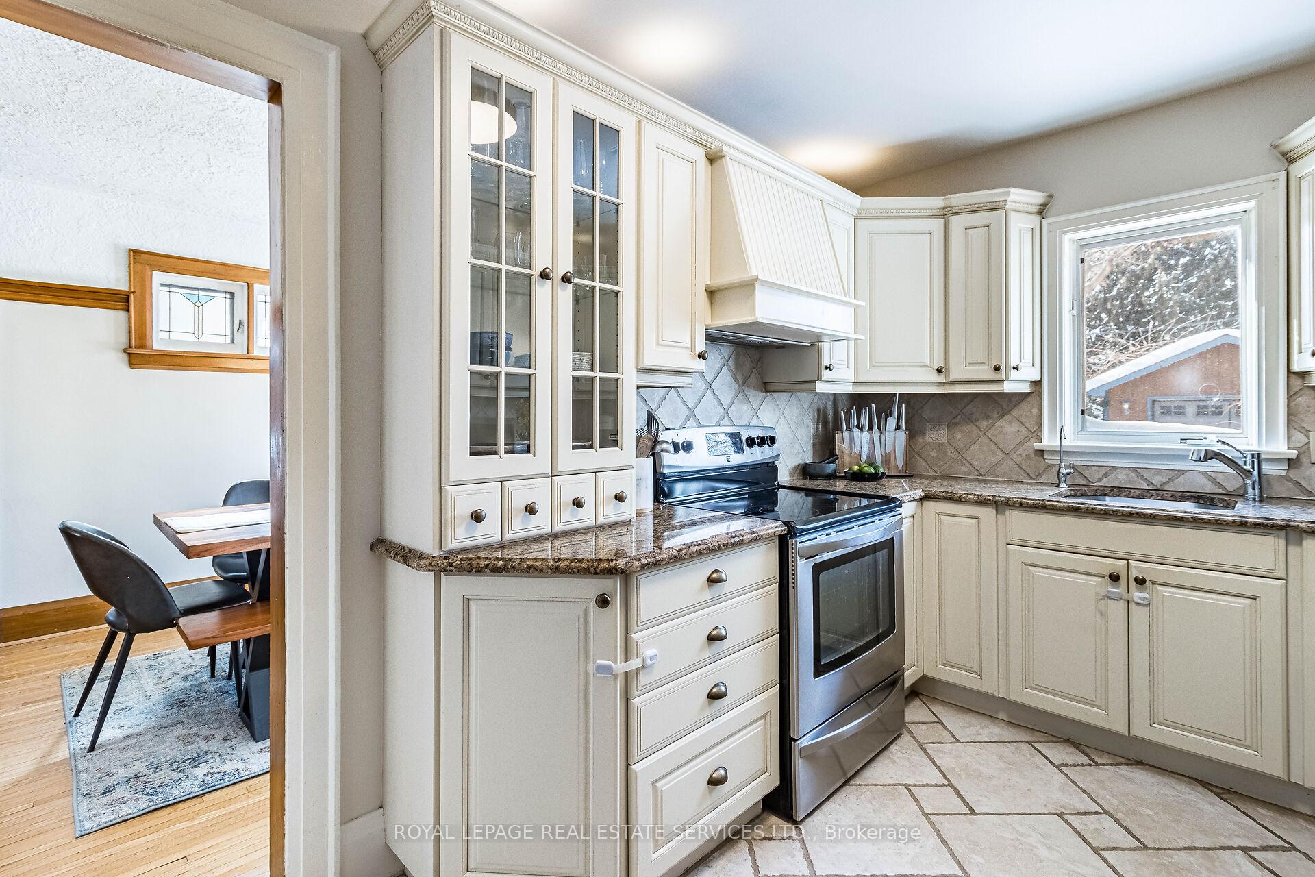 Photo 10 of 32 Third Street, Etobicoke, New Toronto — HOMEH