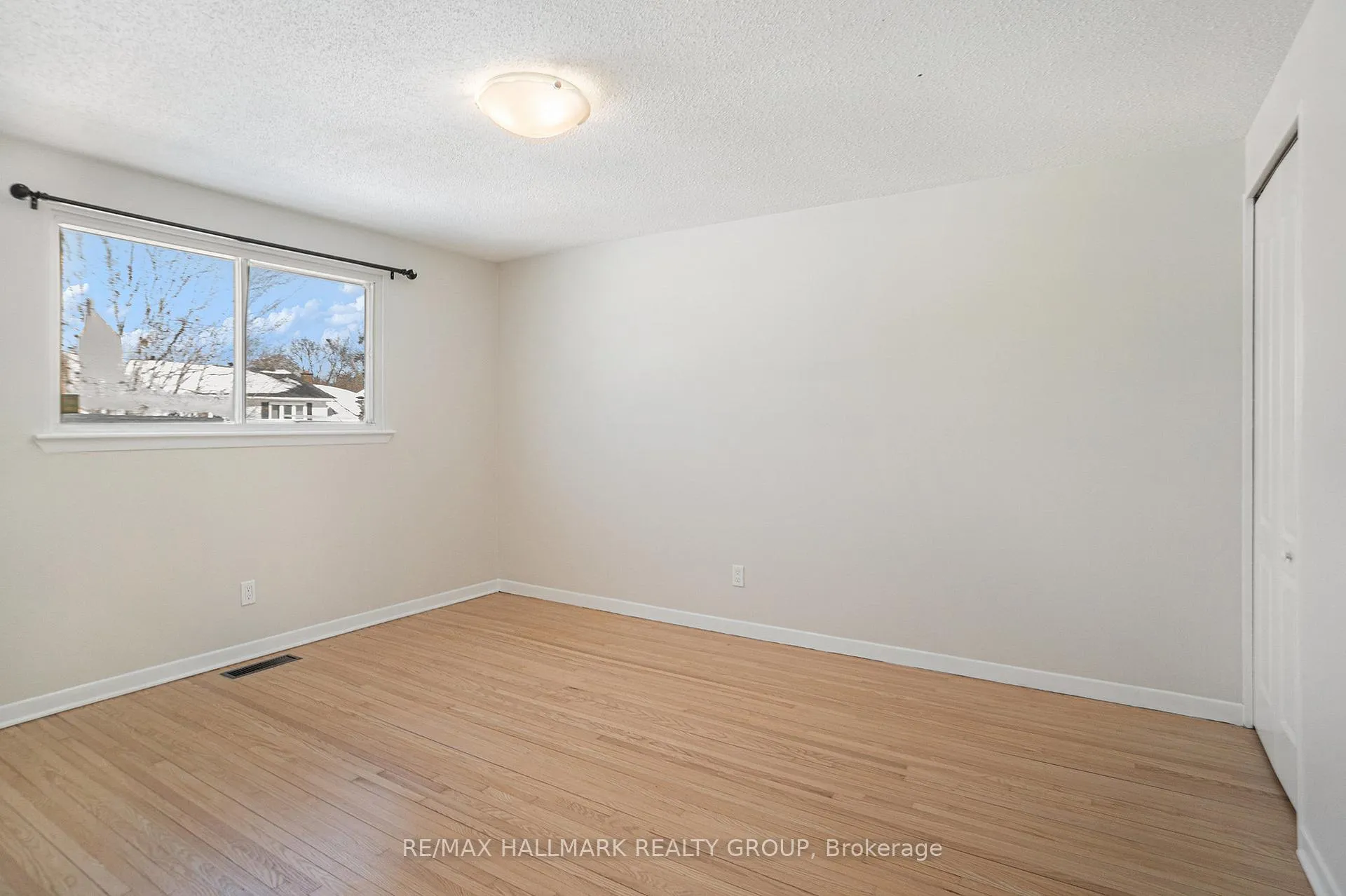 Photo 182 of 1 Silver Aspen Crescent, Ottawa, Blackburn Hamlet — HOMEH