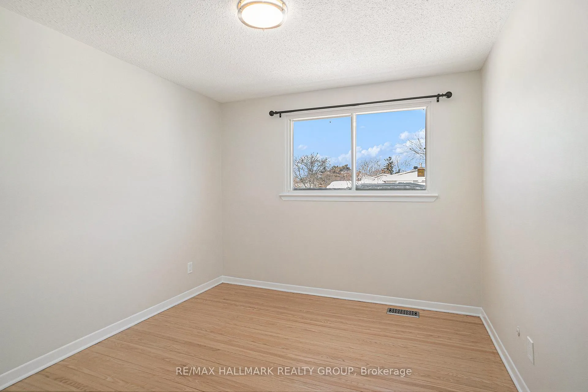 Photo 201 of 1 Silver Aspen Crescent, Ottawa, Blackburn Hamlet — HOMEH