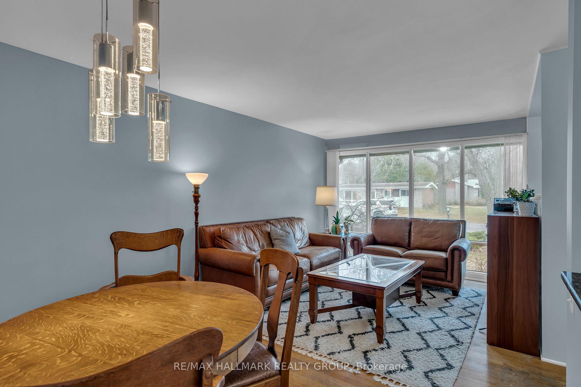 Photo 12 of 25 Ellery Crescent, Ottawa, Lynwood Village — HOMEH