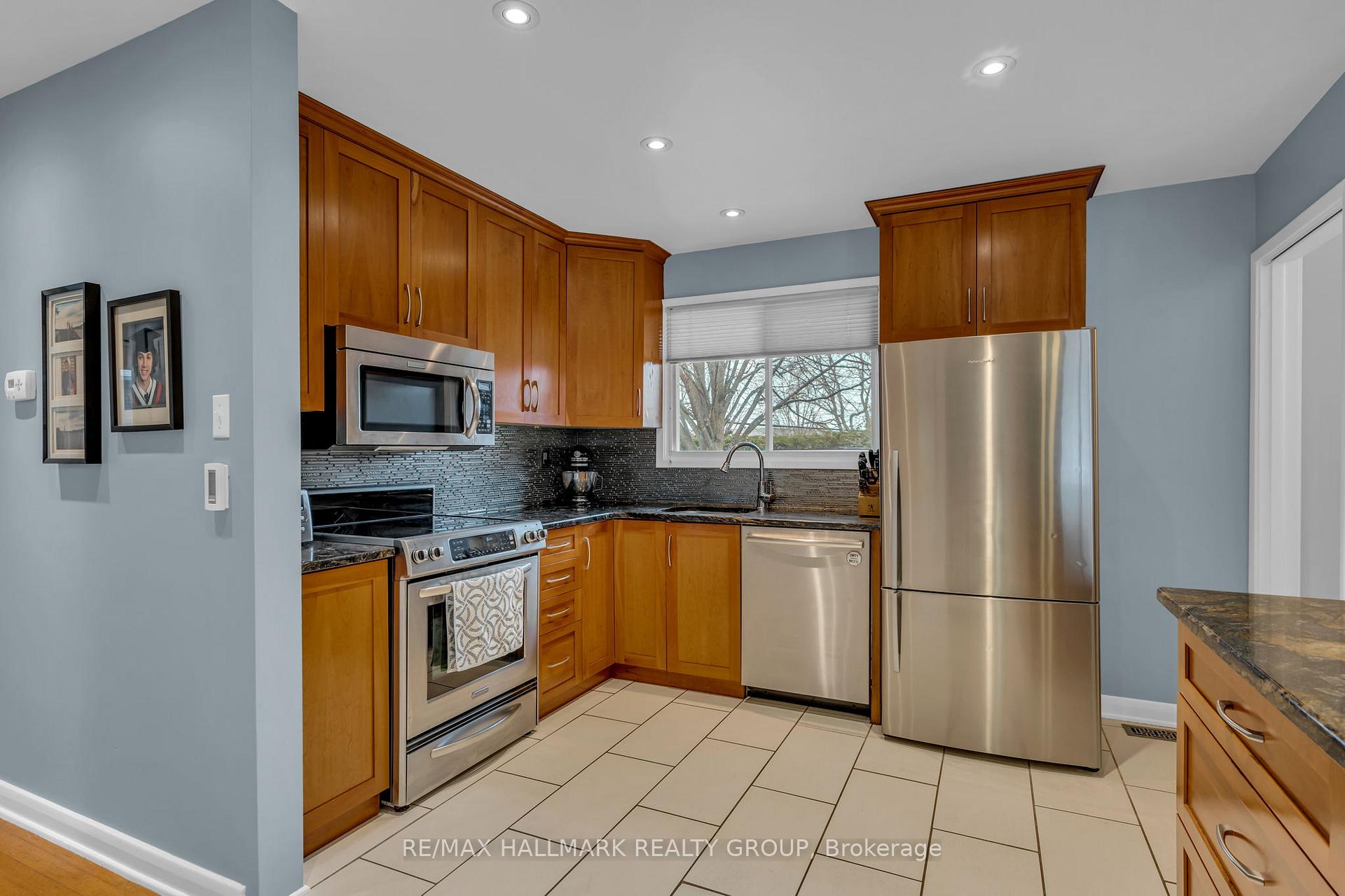 Photo 8 of 25 Ellery Crescent, Ottawa, Lynwood Village — HOMEH