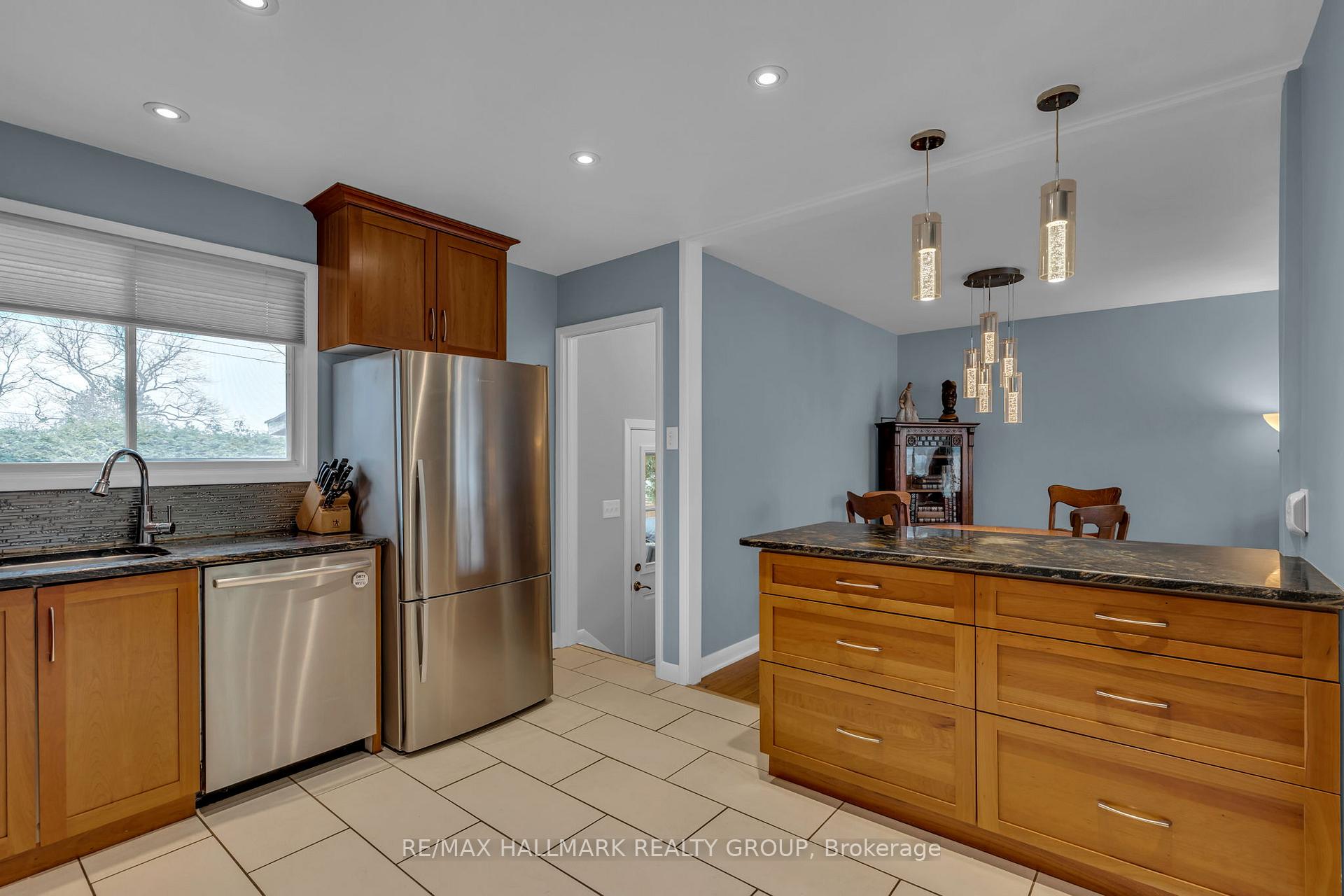 Photo 9 of 25 Ellery Crescent, Ottawa, Lynwood Village — HOMEH