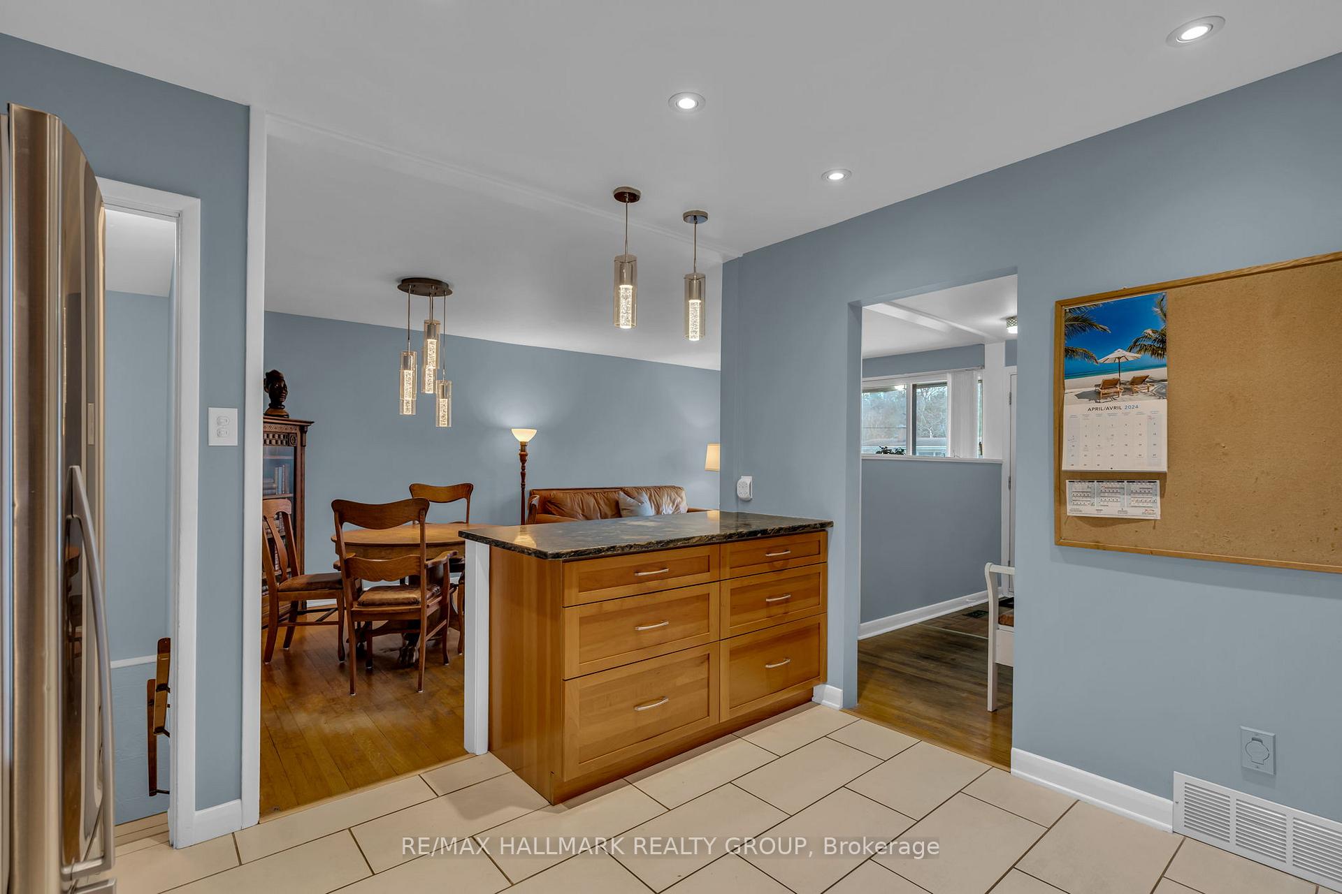 Photo 15 of 25 Ellery Crescent, Ottawa, Lynwood Village — HOMEH